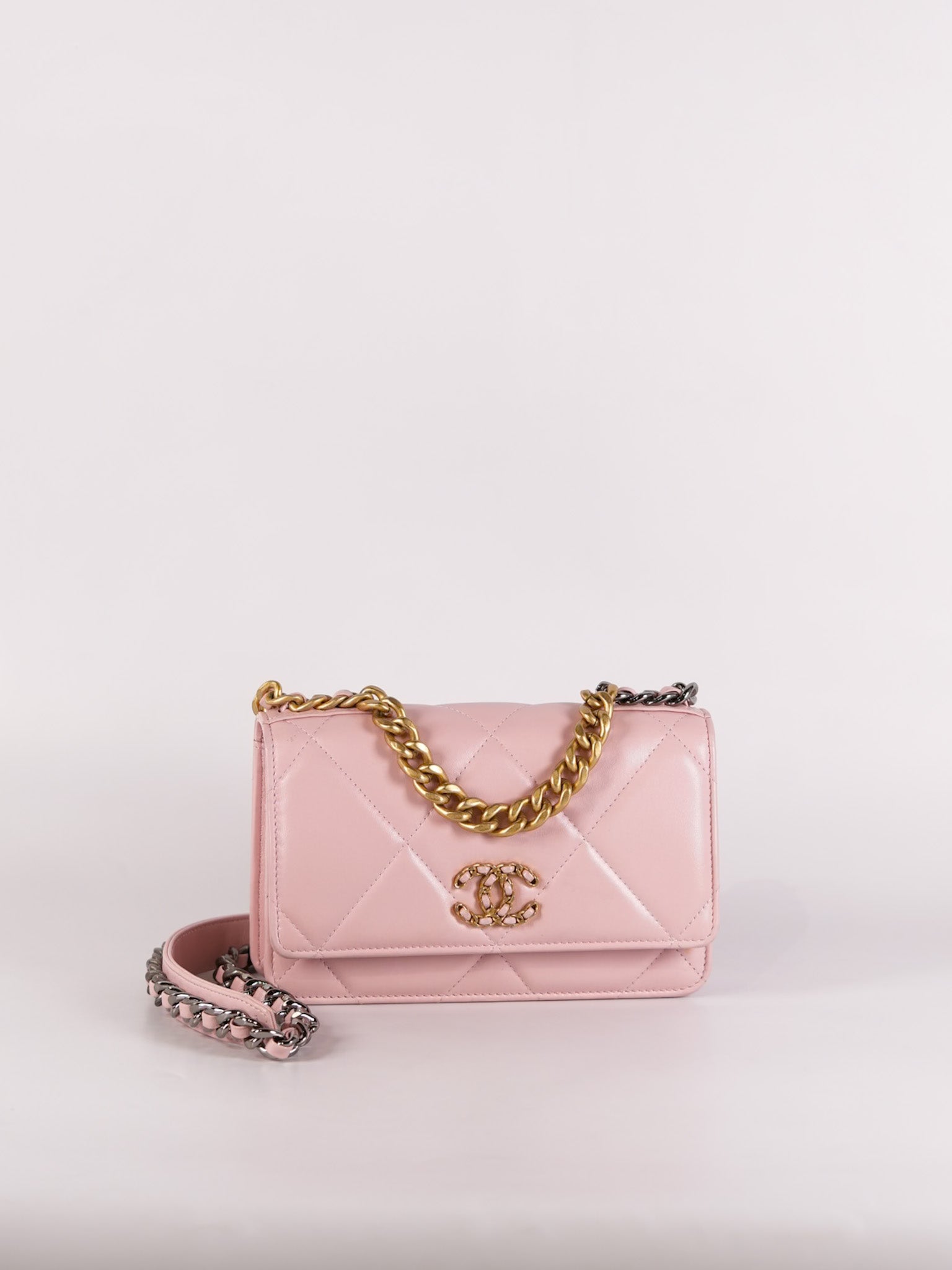 19 Wallet on Chain in Light Pink Lambskin Leather Mix Hardware (Microchip) | Purse Maison Luxury Bags Shop