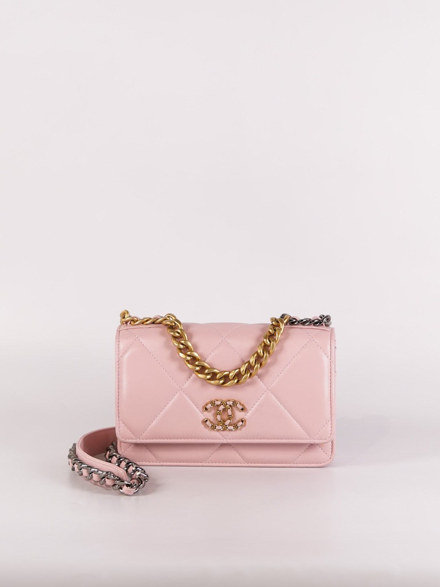 19 Wallet on Chain in Light Pink Lambskin Leather Mix Hardware (Microchip) | Purse Maison Luxury Bags Shop