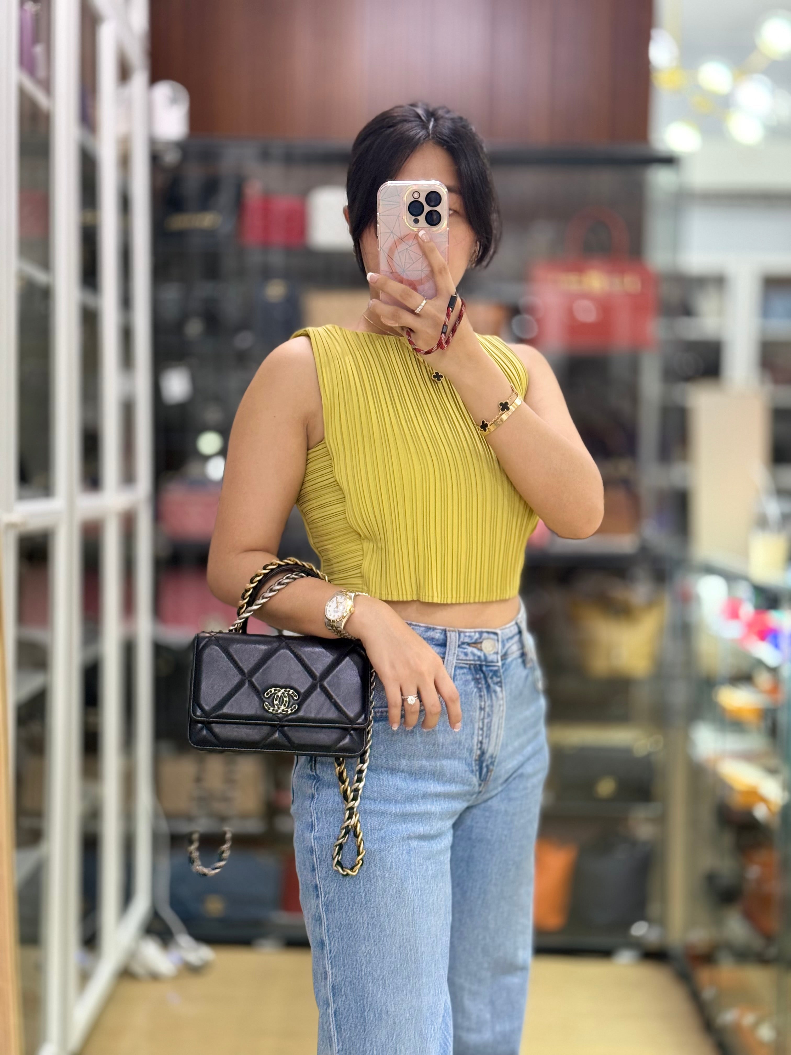 19 Wallet On Chain (WOC) in Black Lambskin Leather and Mix Hardware (Microchip) | Purse Maison Luxury Bags Shop