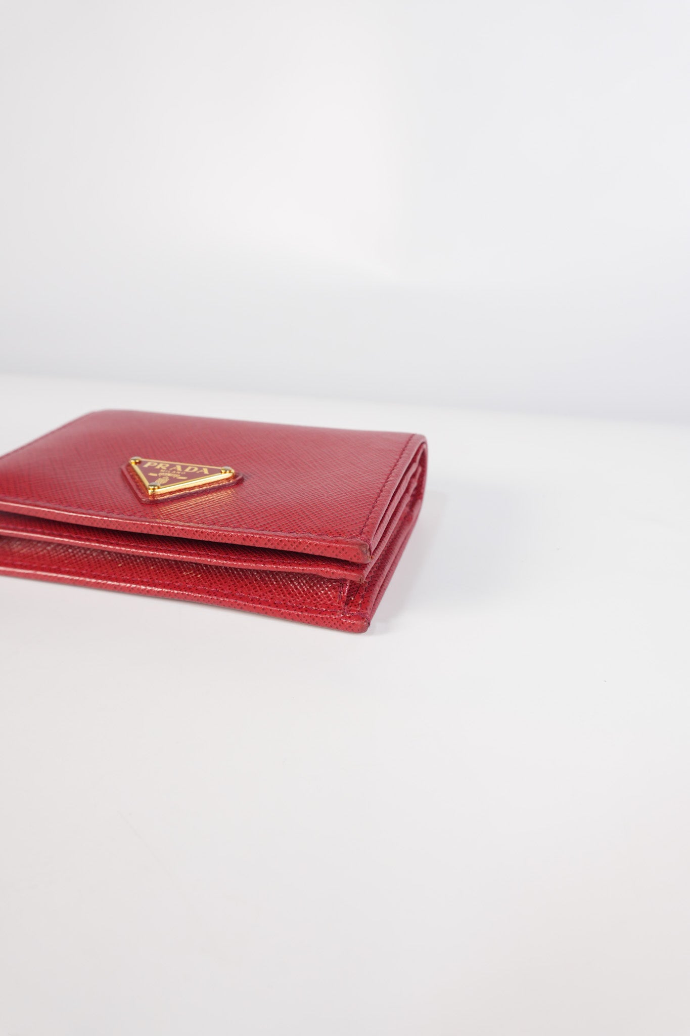1MV021 Triangle Logo Bi-fold Wallet in Fouco/Red Saffiano Leather | Purse Maison Luxury Bags Shop