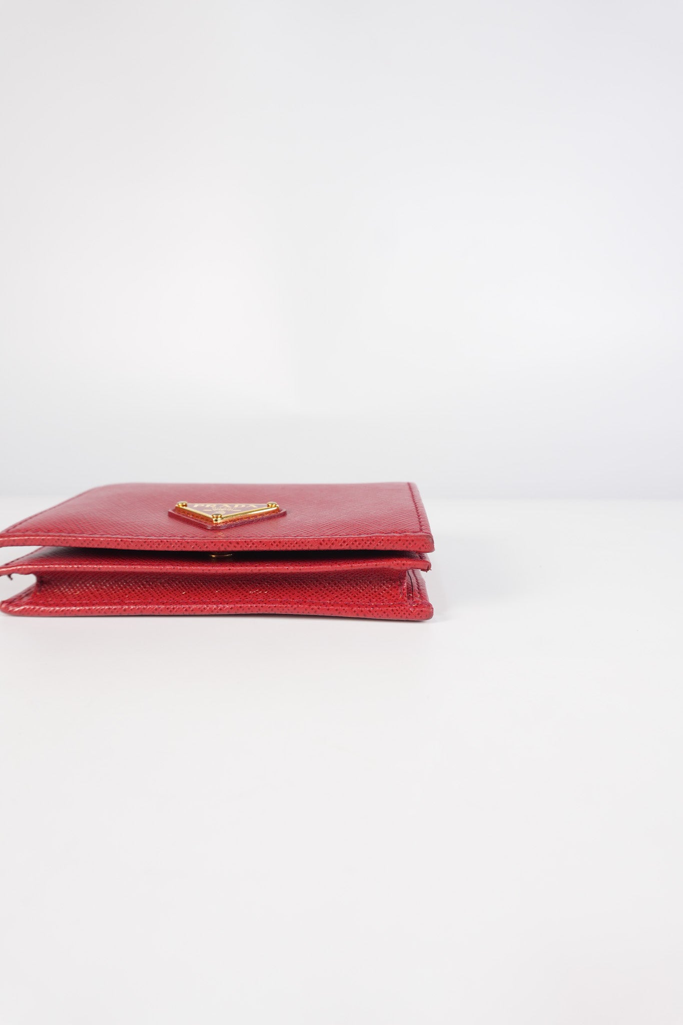 1MV021 Triangle Logo Bi-fold Wallet in Fouco/Red Saffiano Leather | Purse Maison Luxury Bags Shop