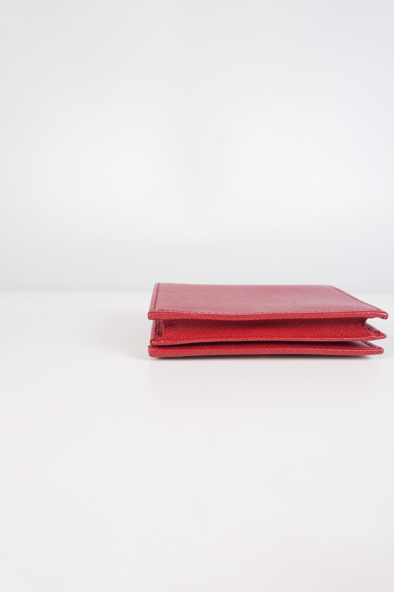 1MV021 Triangle Logo Bi-fold Wallet in Fouco/Red Saffiano Leather | Purse Maison Luxury Bags Shop