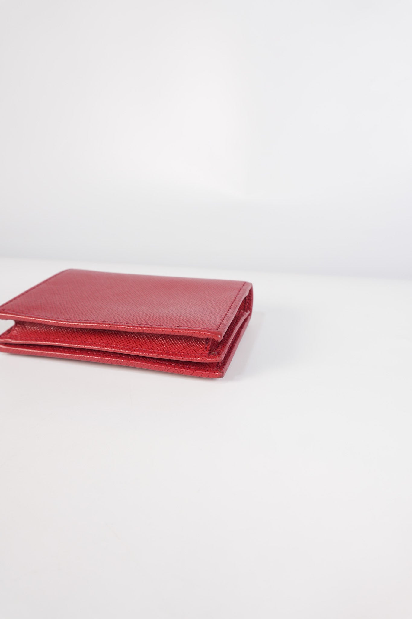 1MV021 Triangle Logo Bi-fold Wallet in Fouco/Red Saffiano Leather | Purse Maison Luxury Bags Shop