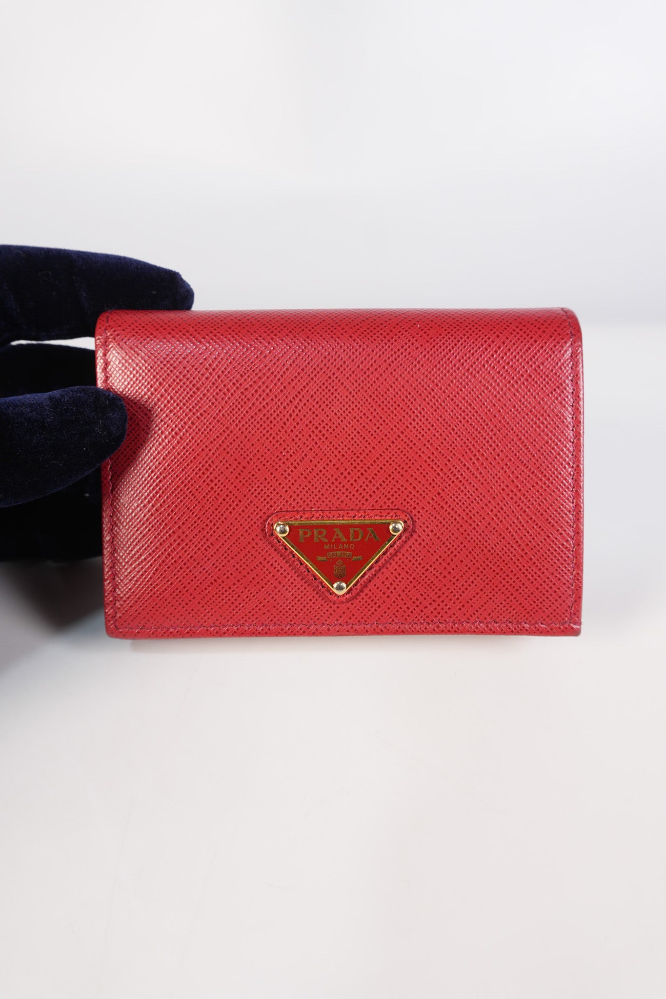 1MV021 Triangle Logo Bi-fold Wallet in Fouco/Red Saffiano Leather | Purse Maison Luxury Bags Shop