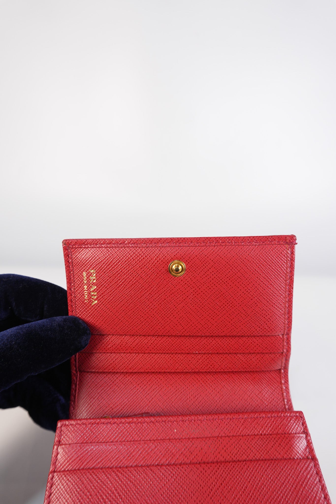 1MV021 Triangle Logo Bi-fold Wallet in Fouco/Red Saffiano Leather | Purse Maison Luxury Bags Shop