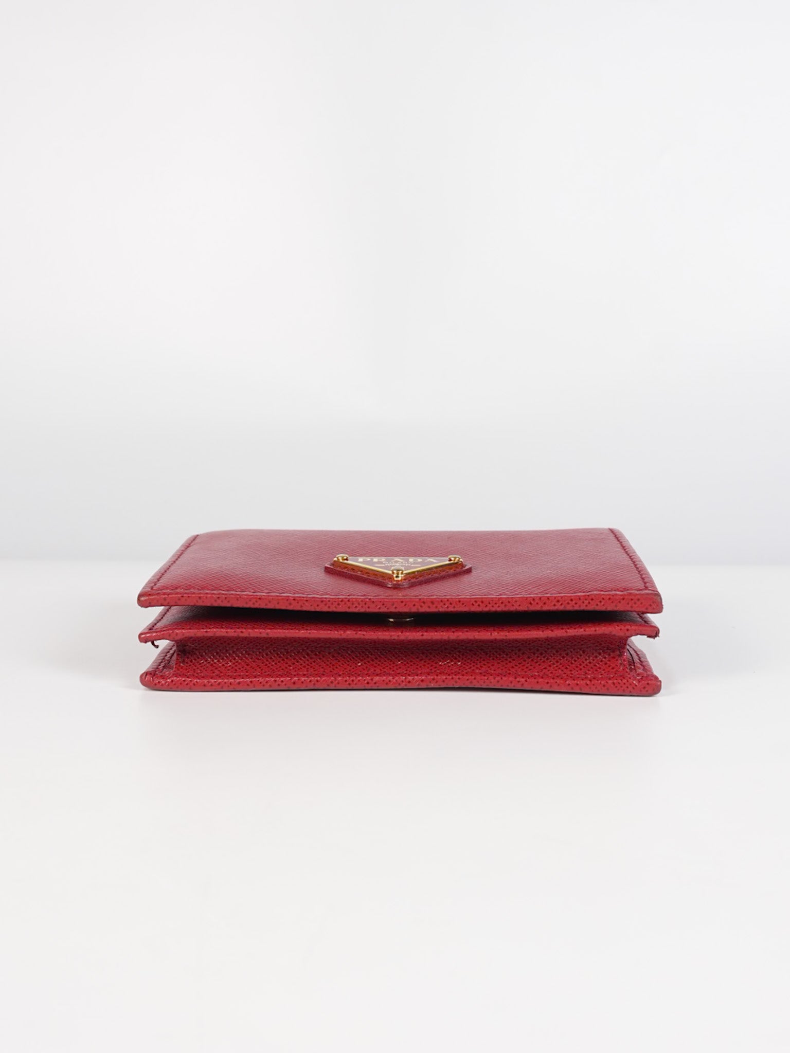1MV021 Triangle Logo Bi-fold Wallet in Fouco/Red Saffiano Leather | Purse Maison Luxury Bags Shop