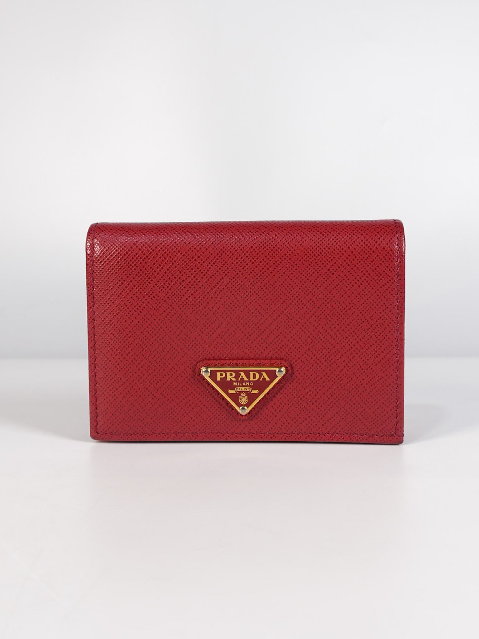1MV021 Triangle Logo Bi-fold Wallet in Fouco/Red Saffiano Leather | Purse Maison Luxury Bags Shop