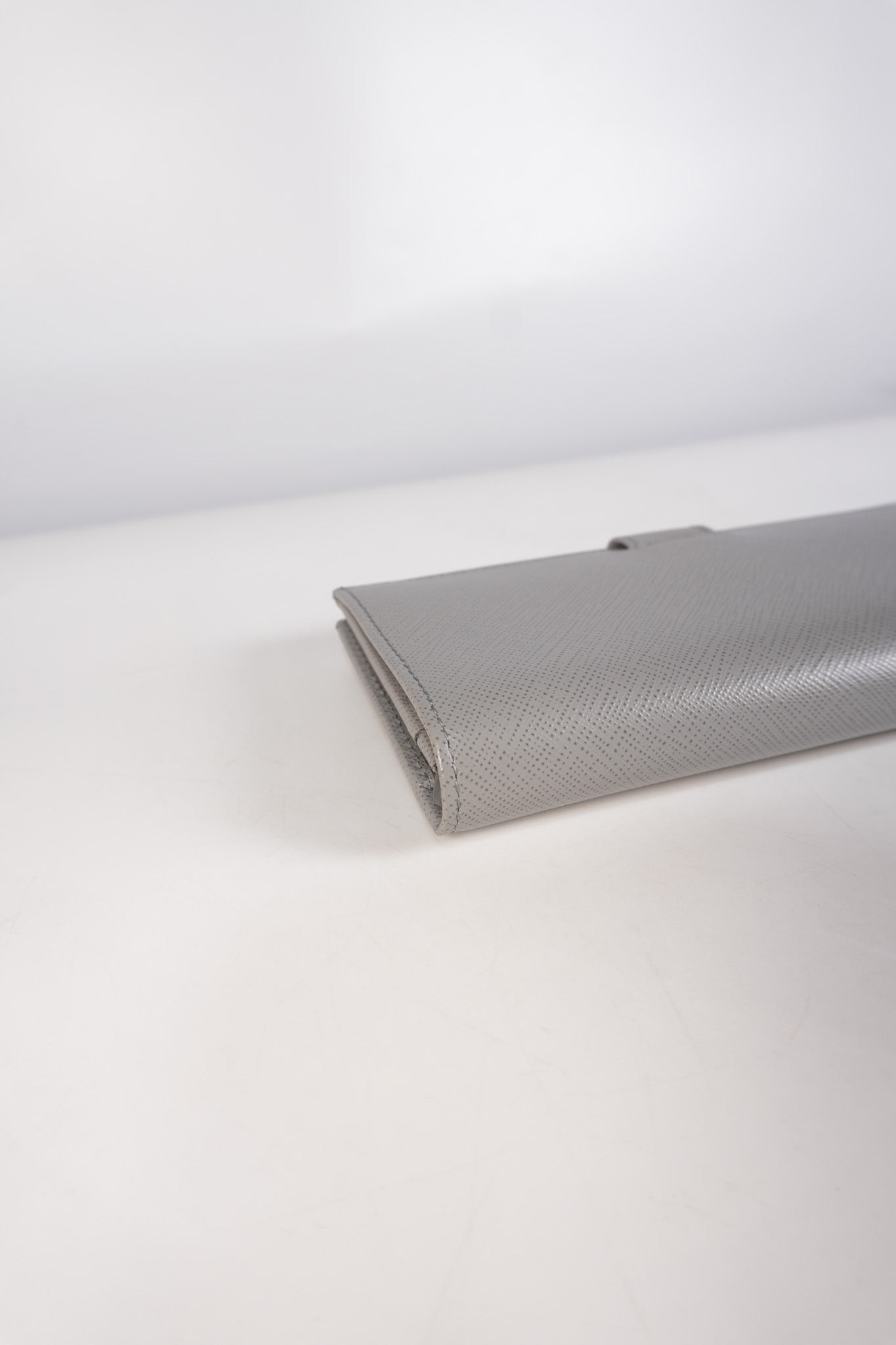 1MV025 Bi-fold Long Wallet in Nube Saffiano Leather | Purse Maison Luxury Bags Shop