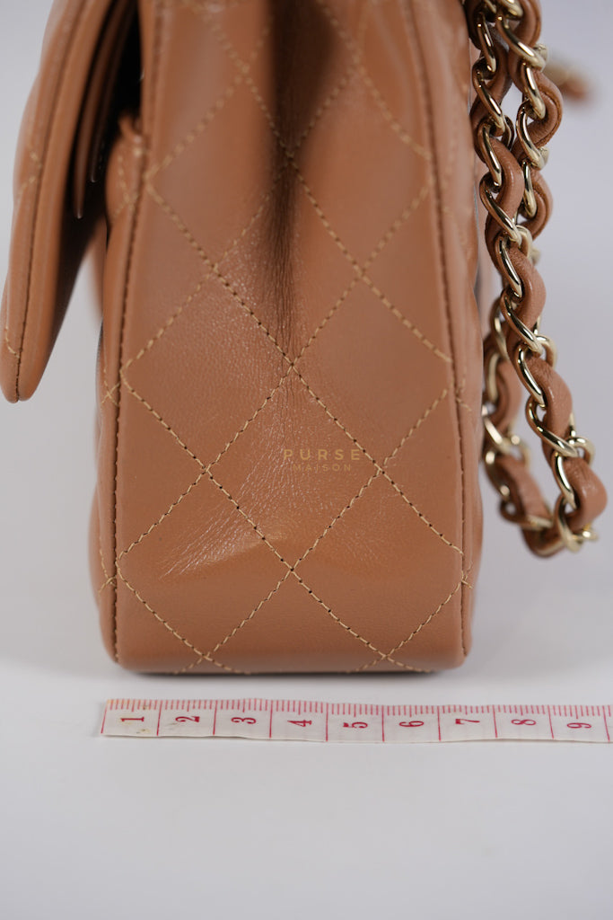 22S Classic Double Flap Medium in Caramel Lambskin Leather and Light Gold Hardware (Microchip) | Purse Maison Luxury Bags Shop