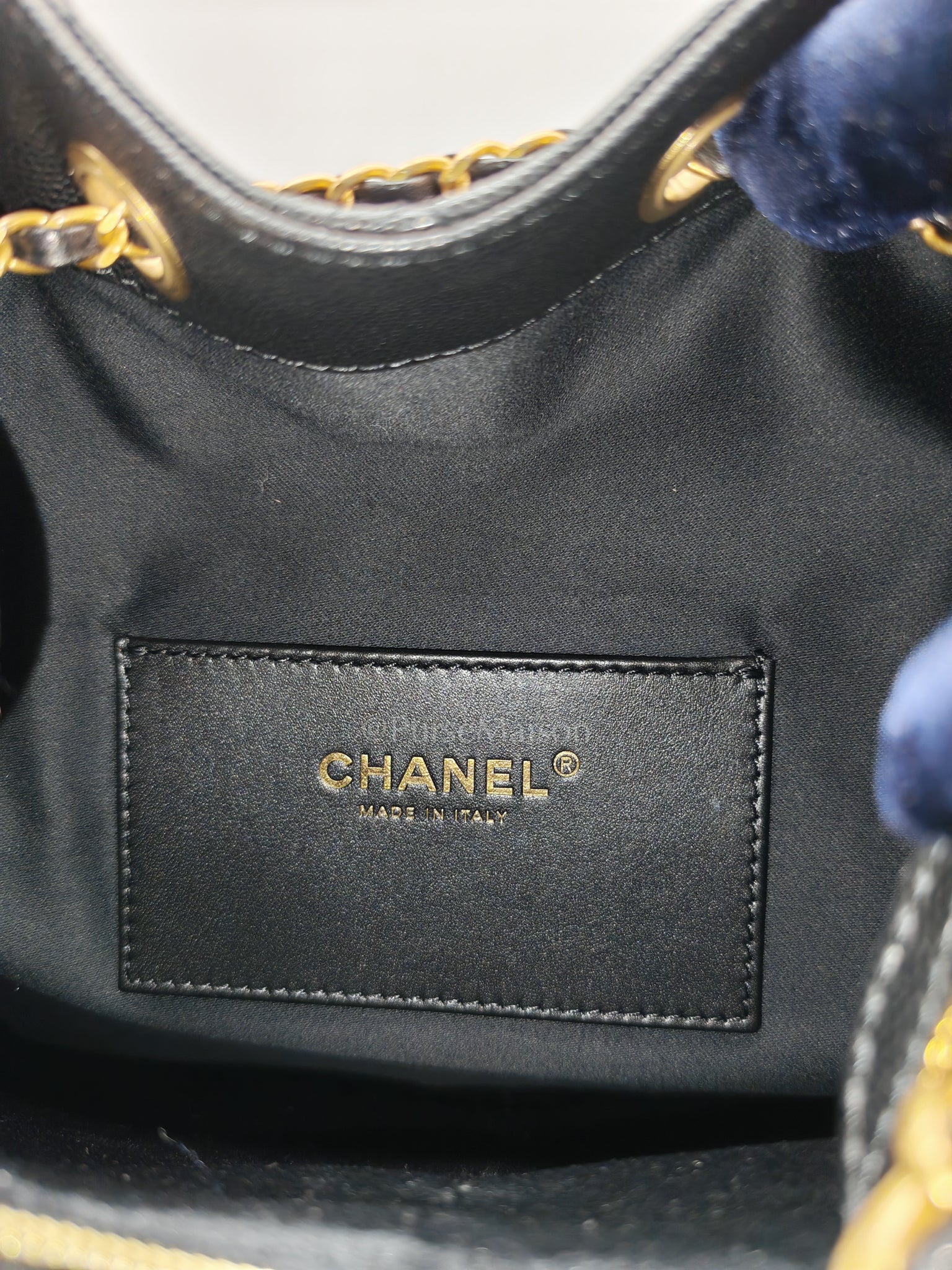 25 Medium in Black Caviar Leather and Aged Gold Hardware (Microchip) | Purse Maison Luxury Bags Shop