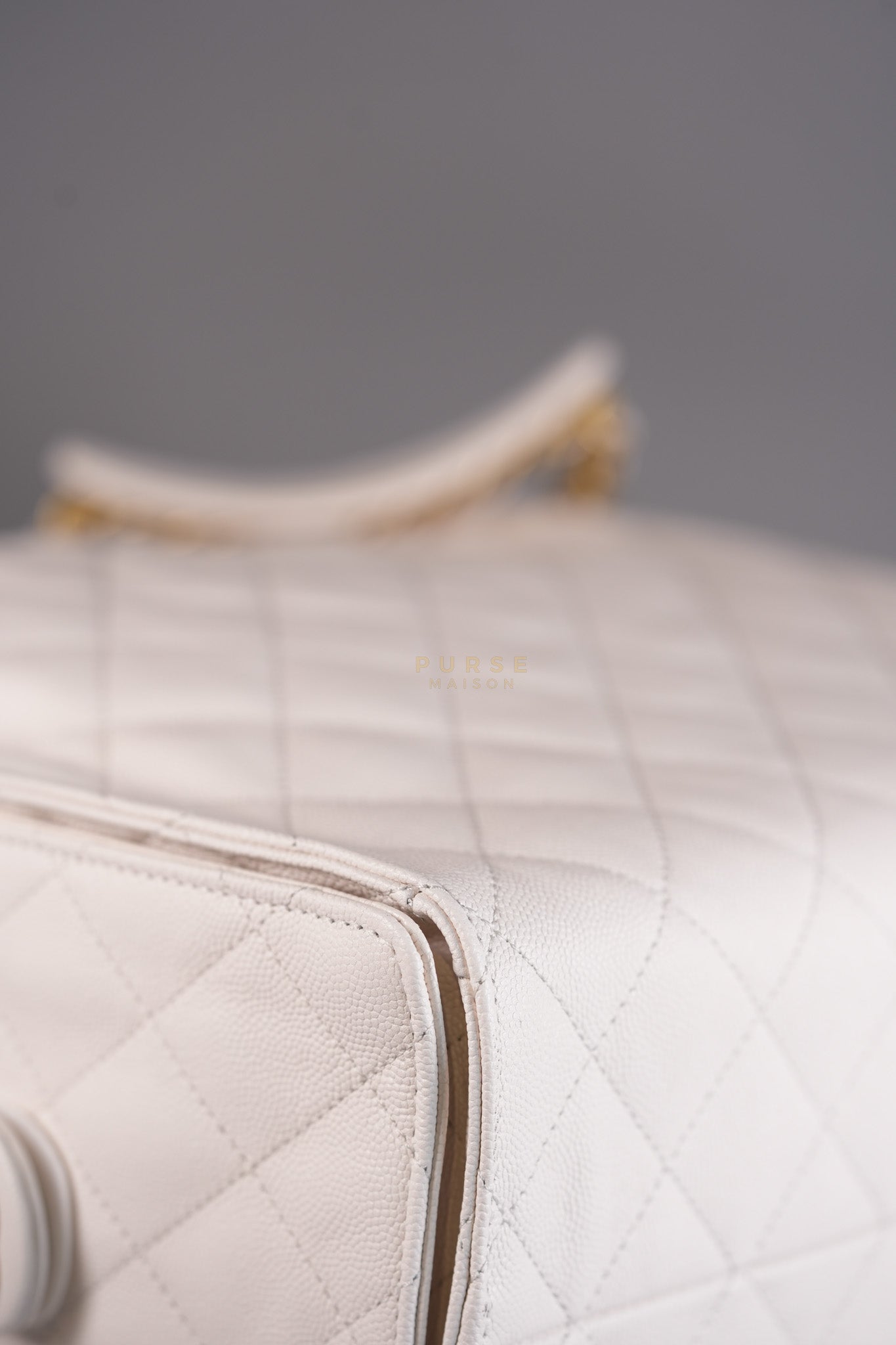 25 Medium White in Caviar Leather and Aged Gold Hardware (Microchip) | Purse Maison Luxury Bags Shop