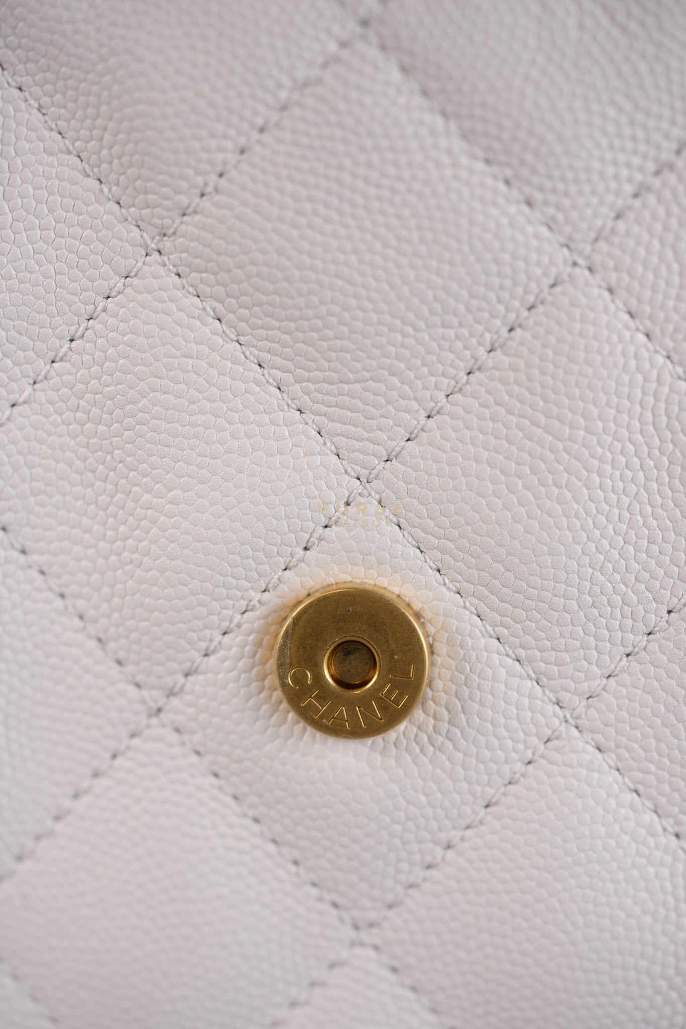 25 Medium White in Caviar Leather and Aged Gold Hardware (Microchip) | Purse Maison Luxury Bags Shop
