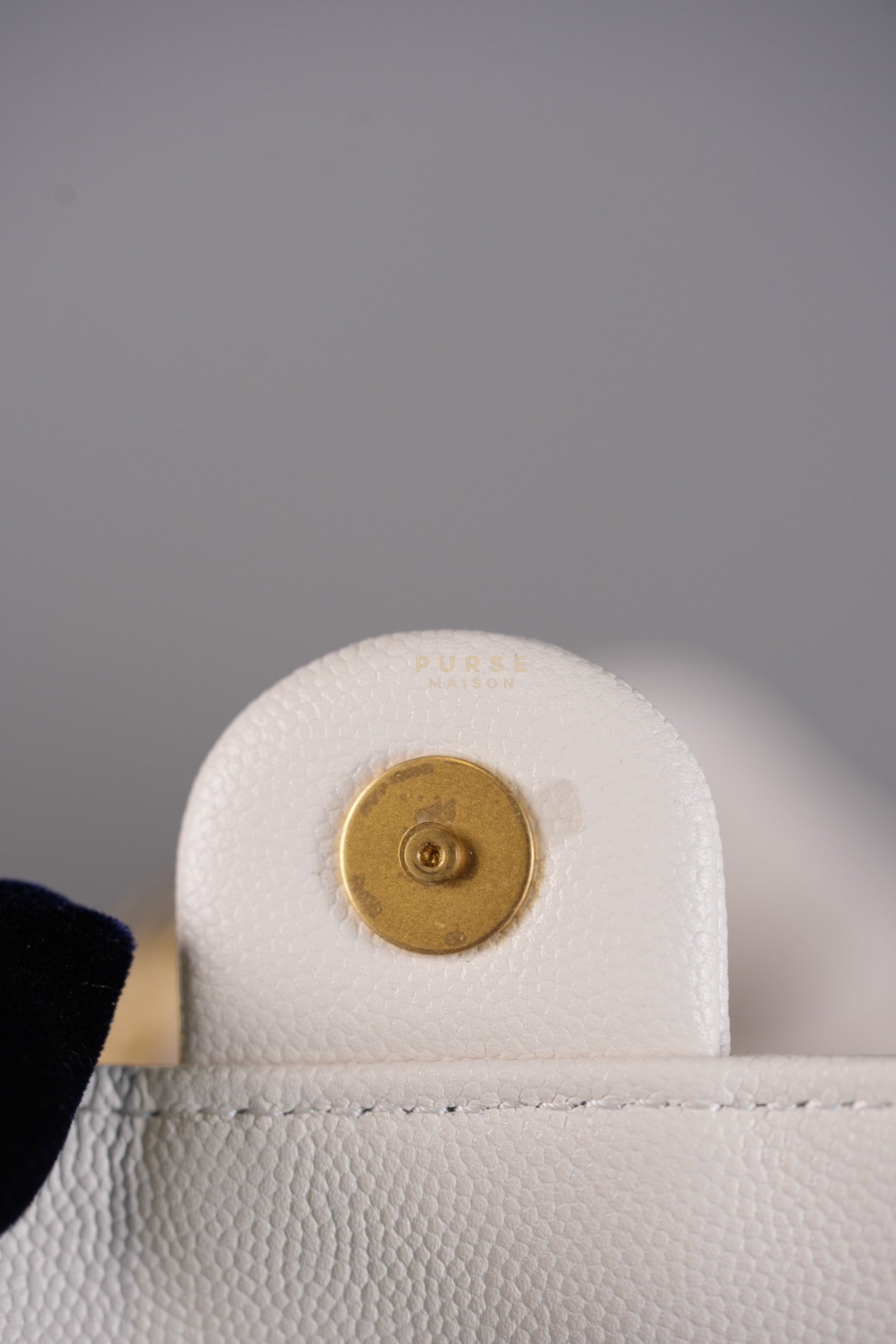 25 Medium White in Caviar Leather and Aged Gold Hardware (Microchip) | Purse Maison Luxury Bags Shop