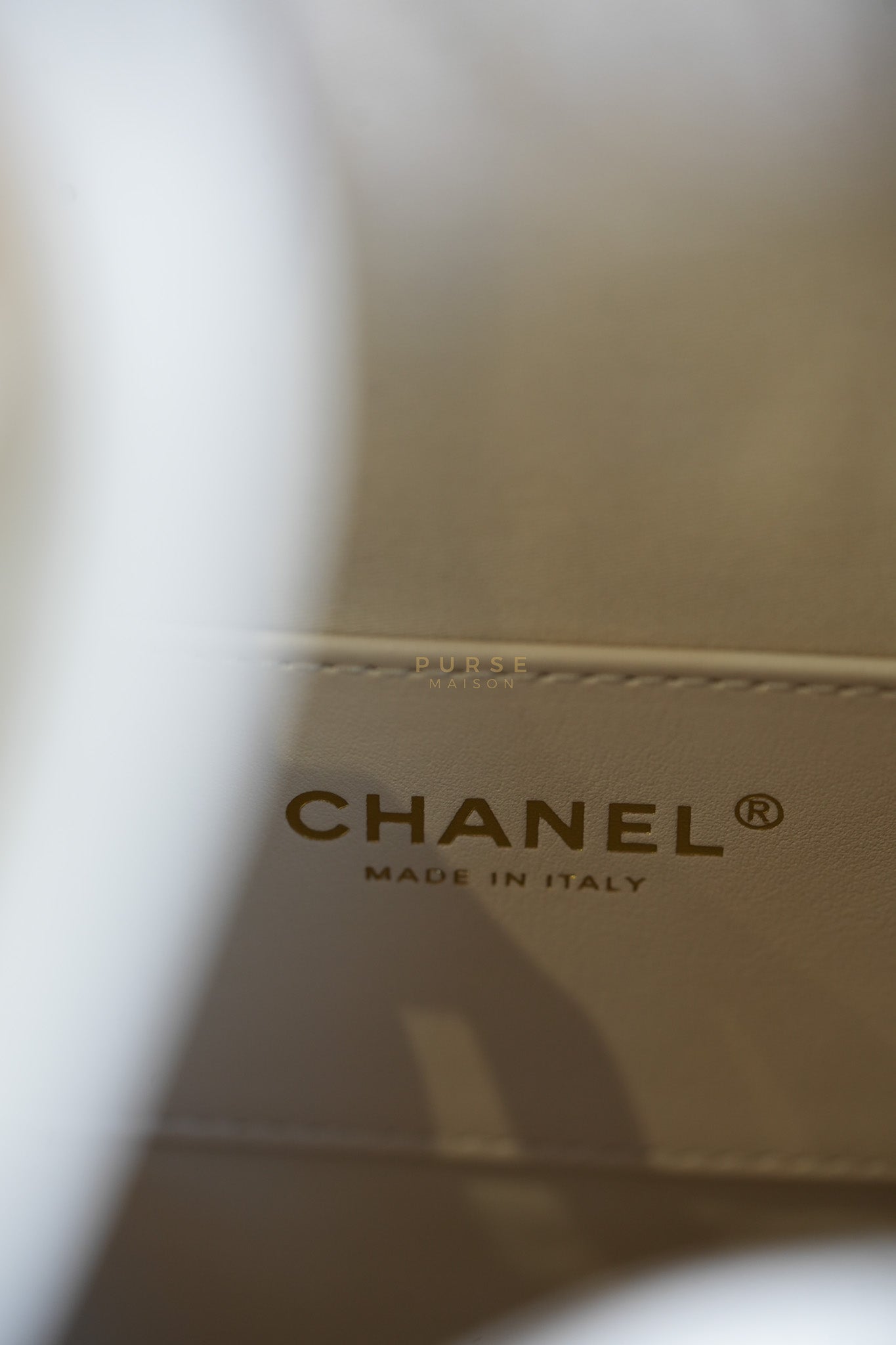 25 Medium White in Caviar Leather and Aged Gold Hardware (Microchip) | Purse Maison Luxury Bags Shop