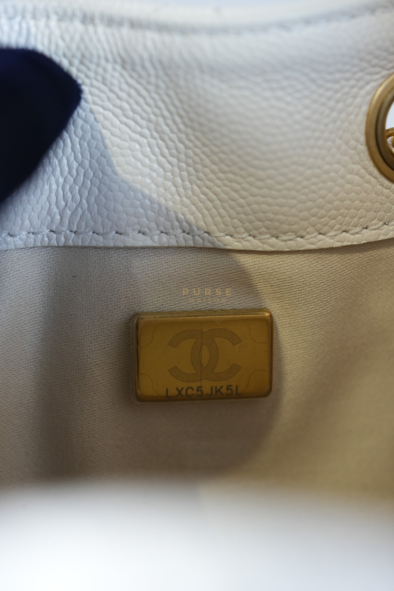 25 Medium White in Caviar Leather and Aged Gold Hardware (Microchip) | Purse Maison Luxury Bags Shop