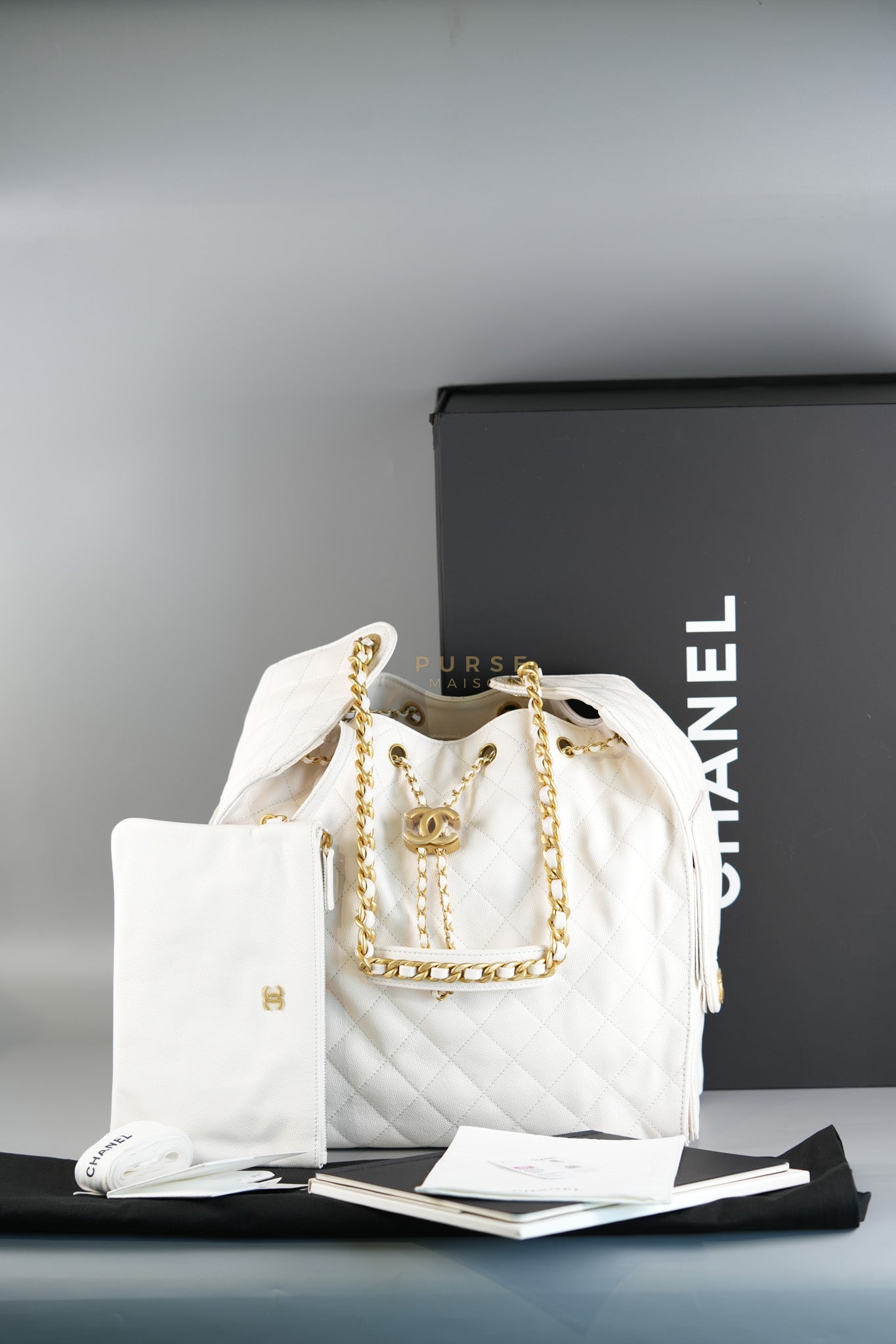 25 Medium White in Caviar Leather and Aged Gold Hardware (Microchip) | Purse Maison Luxury Bags Shop