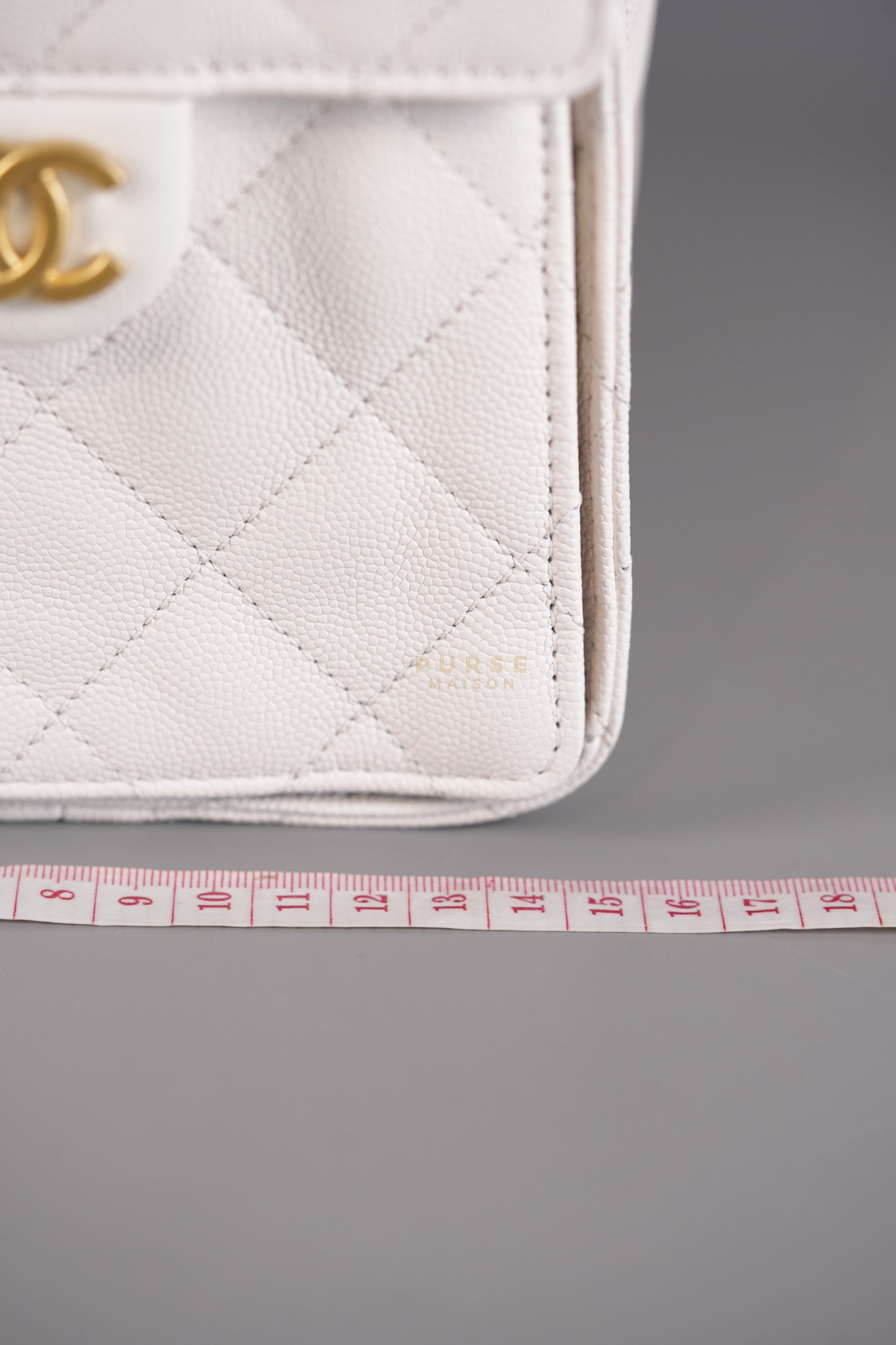 25 Medium White in Caviar Leather and Aged Gold Hardware (Microchip) | Purse Maison Luxury Bags Shop