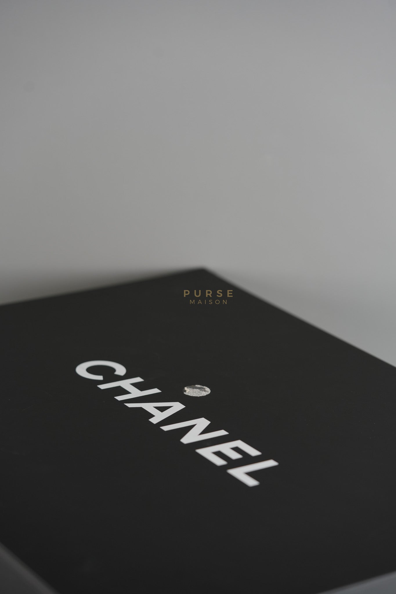 25 Medium White in Caviar Leather and Aged Gold Hardware (Microchip) | Purse Maison Luxury Bags Shop