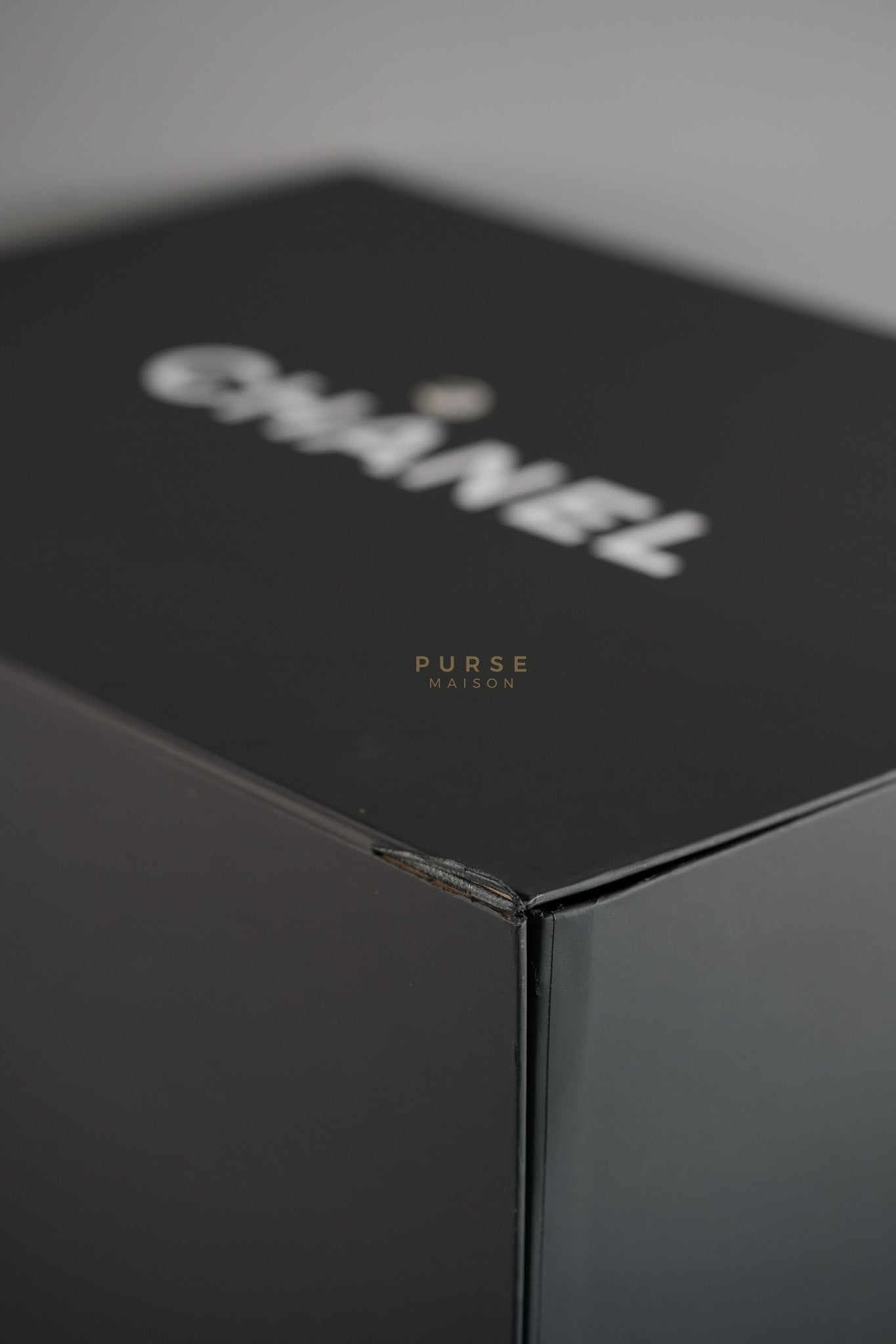 25 Medium White in Caviar Leather and Aged Gold Hardware (Microchip) | Purse Maison Luxury Bags Shop