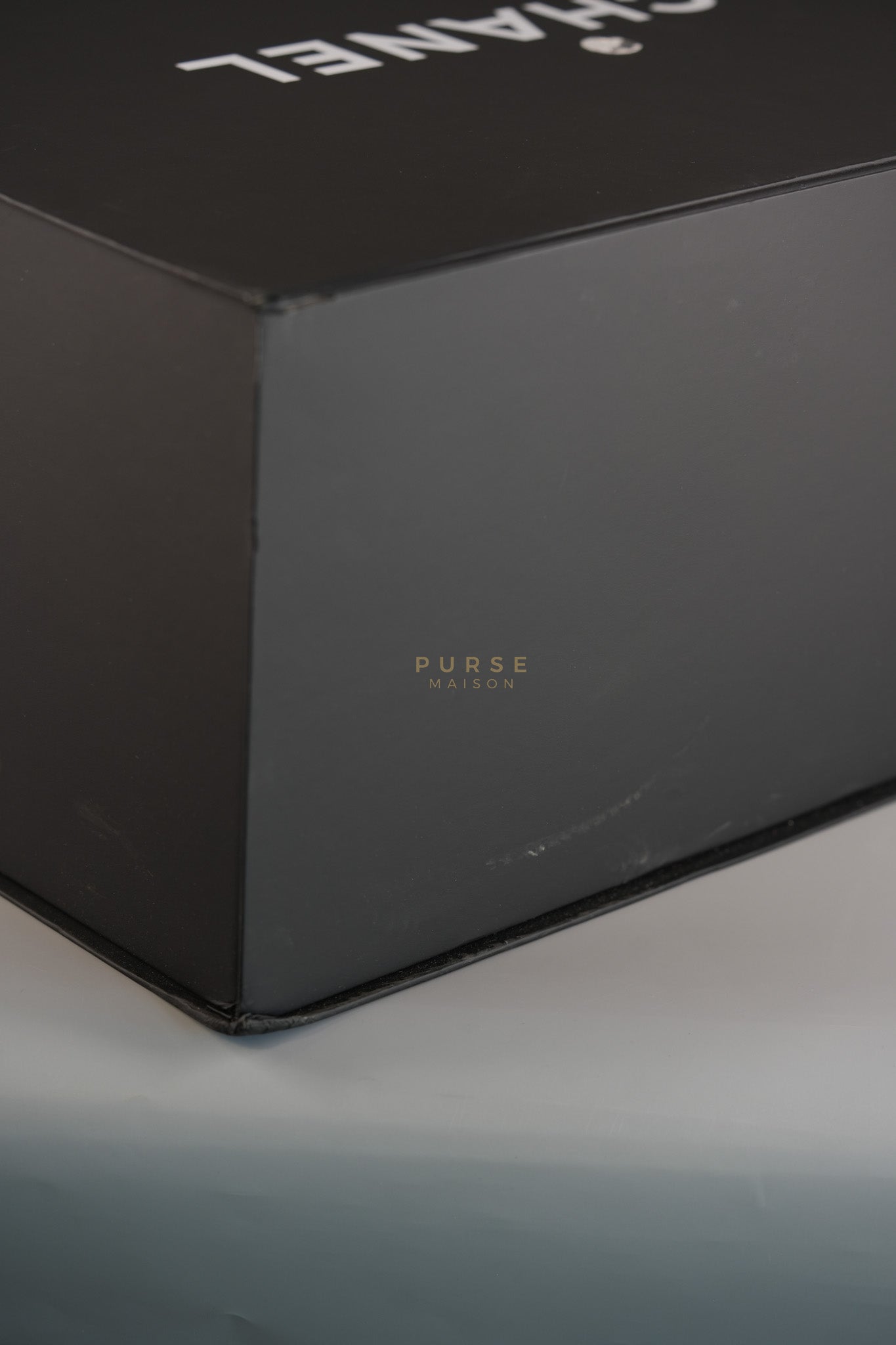 25 Medium White in Caviar Leather and Aged Gold Hardware (Microchip) | Purse Maison Luxury Bags Shop