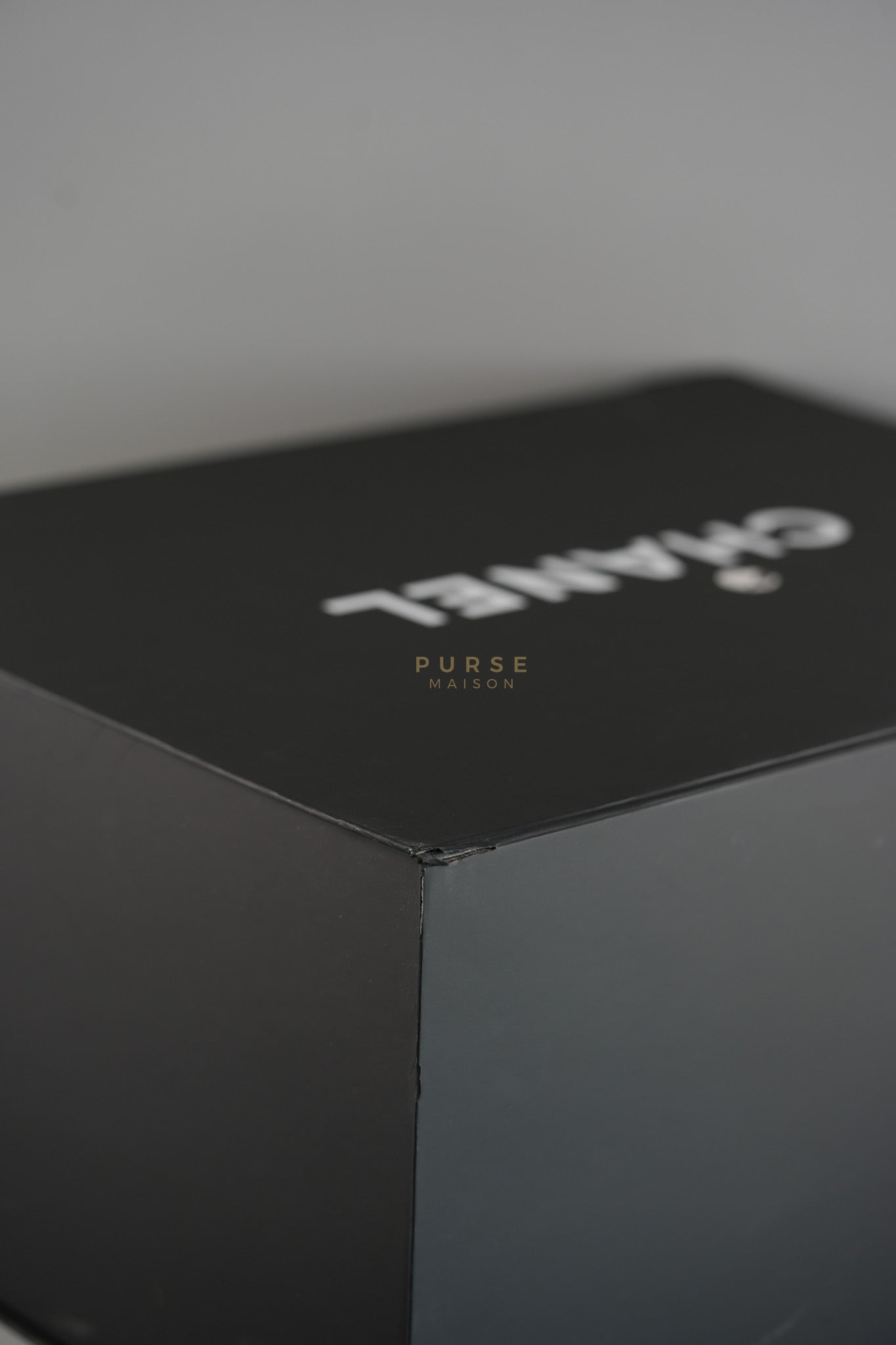 25 Medium White in Caviar Leather and Aged Gold Hardware (Microchip) | Purse Maison Luxury Bags Shop