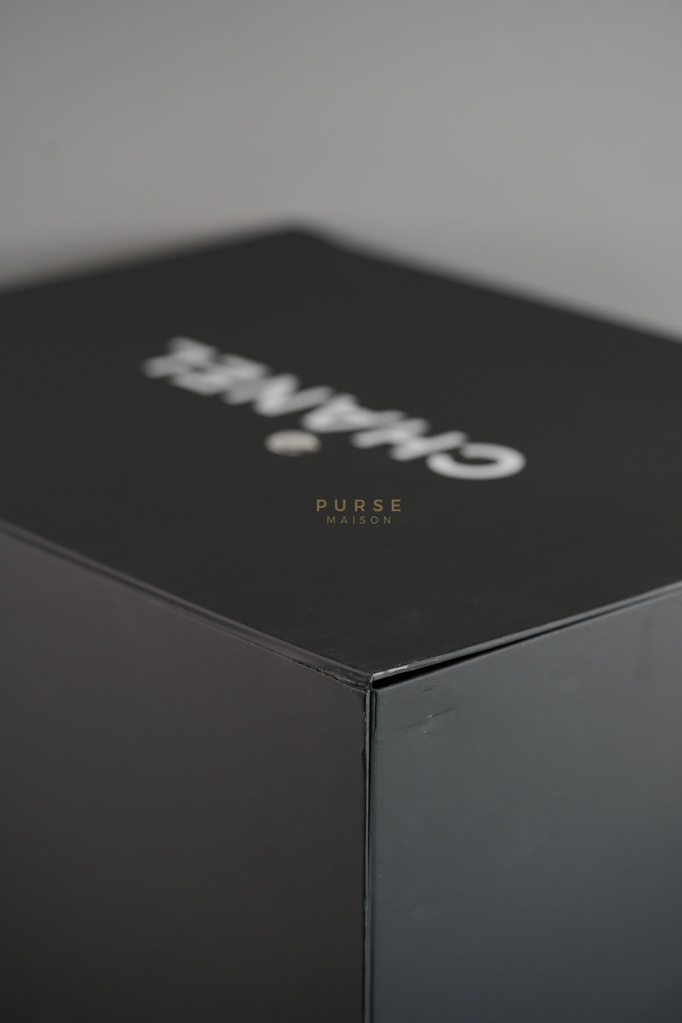 25 Medium White in Caviar Leather and Aged Gold Hardware (Microchip) | Purse Maison Luxury Bags Shop