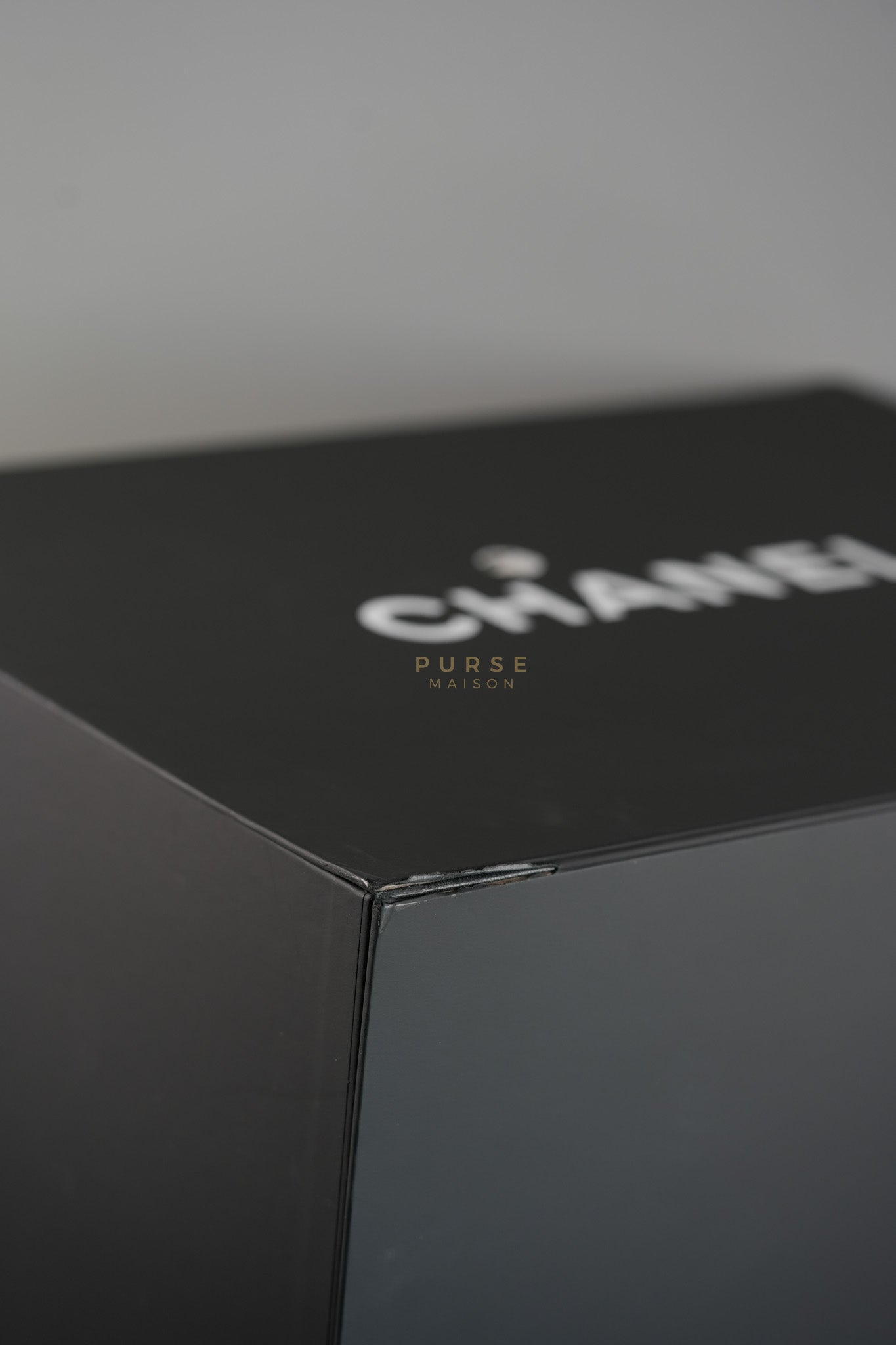 25 Medium White in Caviar Leather and Aged Gold Hardware (Microchip) | Purse Maison Luxury Bags Shop