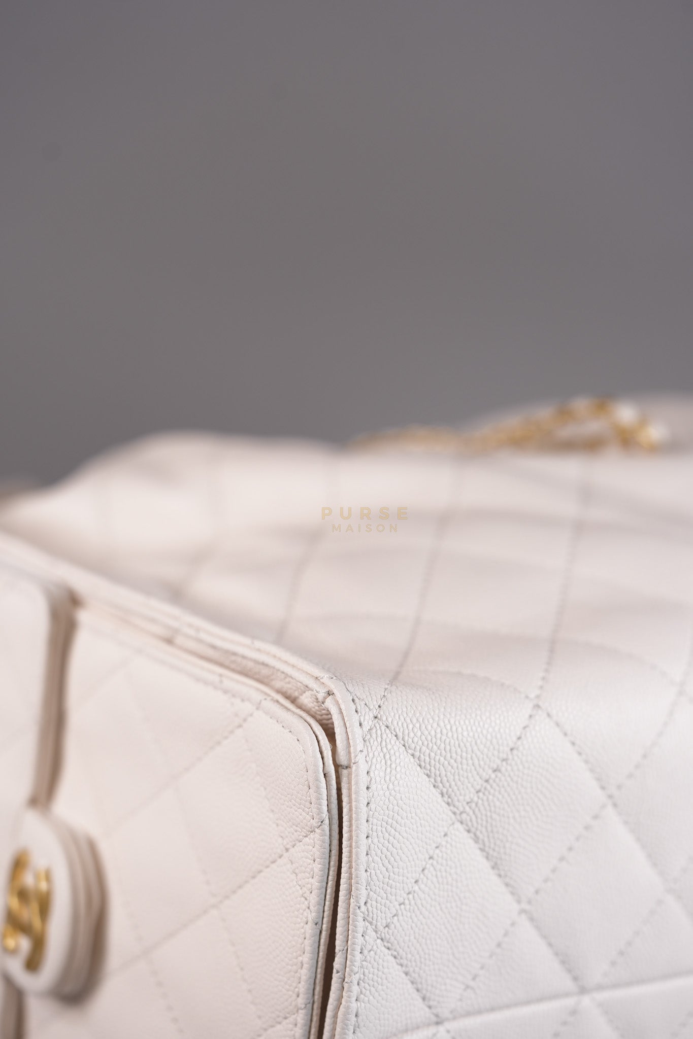 25 Medium White in Caviar Leather and Aged Gold Hardware (Microchip) | Purse Maison Luxury Bags Shop