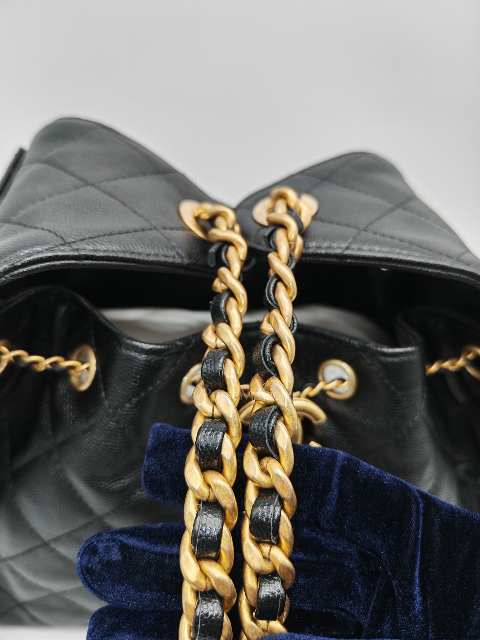 25 Small in Black Caviar Leather Aged Gold Hardware (Microchip) | Purse Maison Luxury Bags Shop