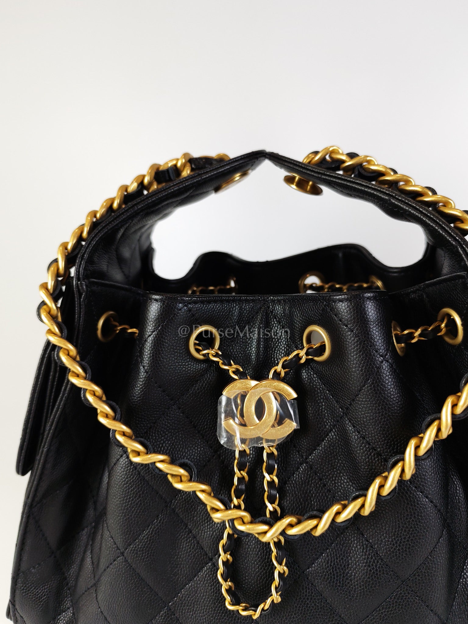 25 Small in Black Caviar Leather and Aged Gold Hardware (Microchip) | Purse Maison Luxury Bags Shop