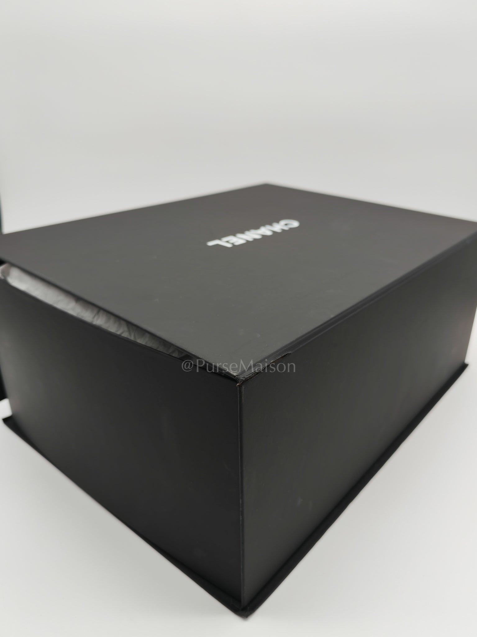 25 Small in Black Caviar Leather and Aged Gold Hardware (Microchip) | Purse Maison Luxury Bags Shop