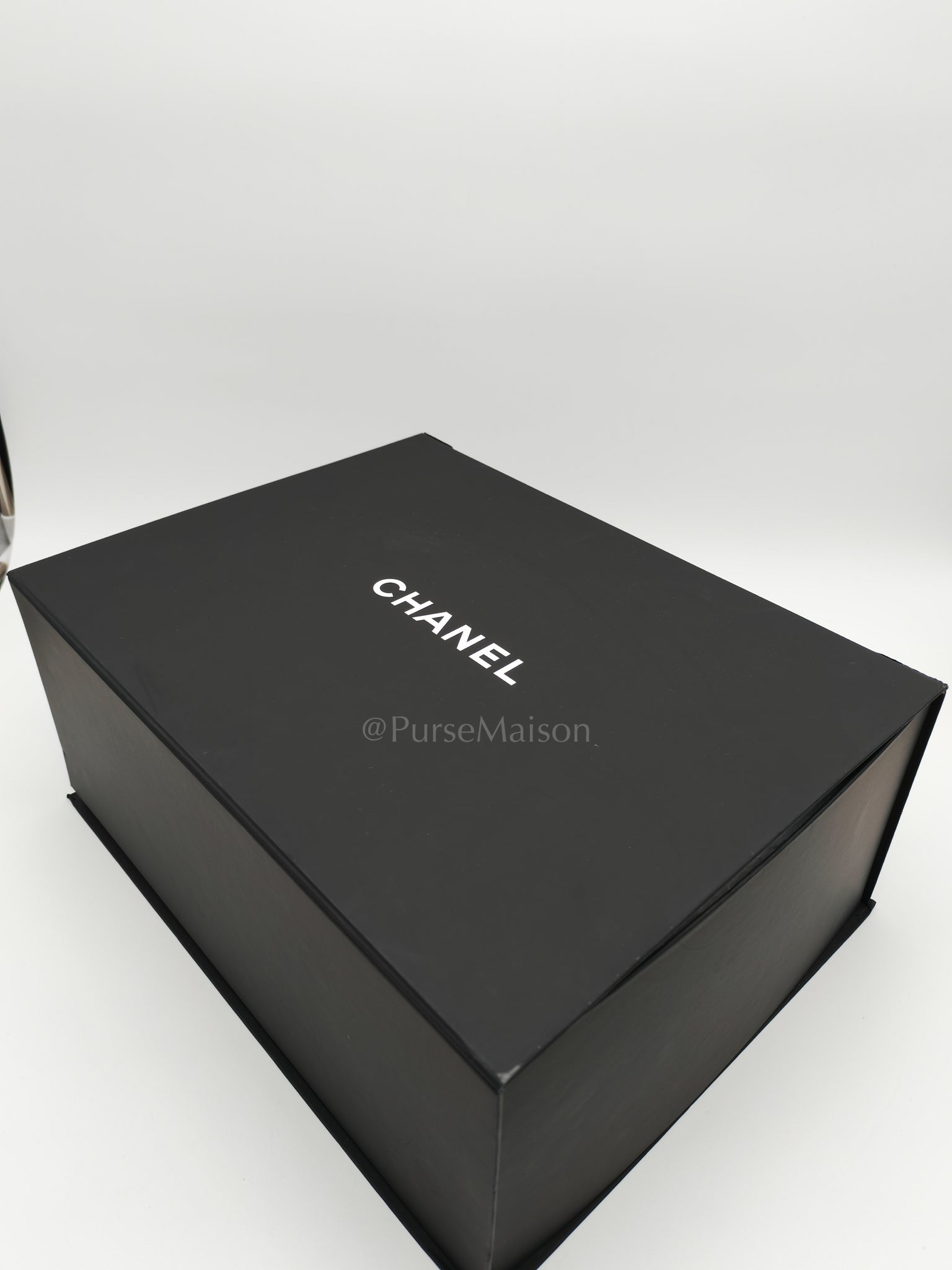 25 Small in Black Caviar Leather and Aged Gold Hardware (Microchip) | Purse Maison Luxury Bags Shop