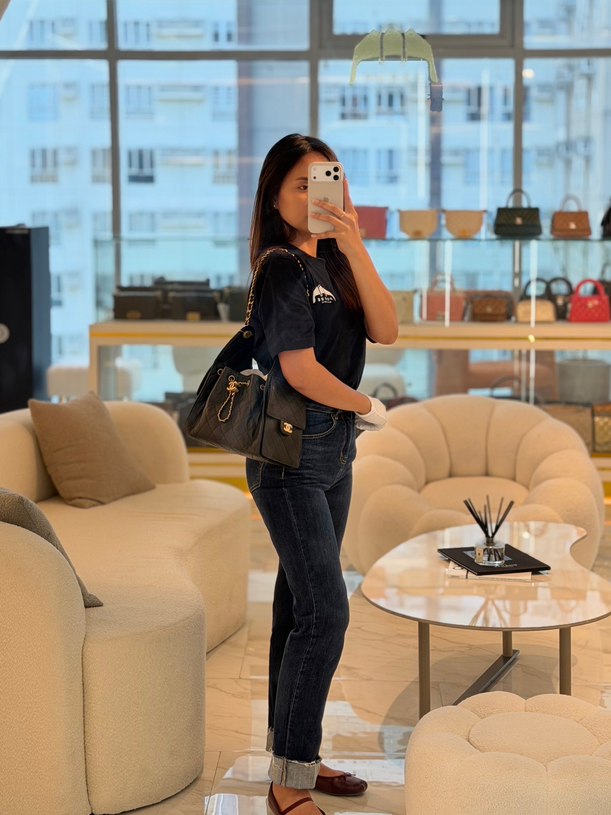 25 Small in Black Caviar Leather and Aged Gold Hardware (Microchip) | Purse Maison Luxury Bags Shop