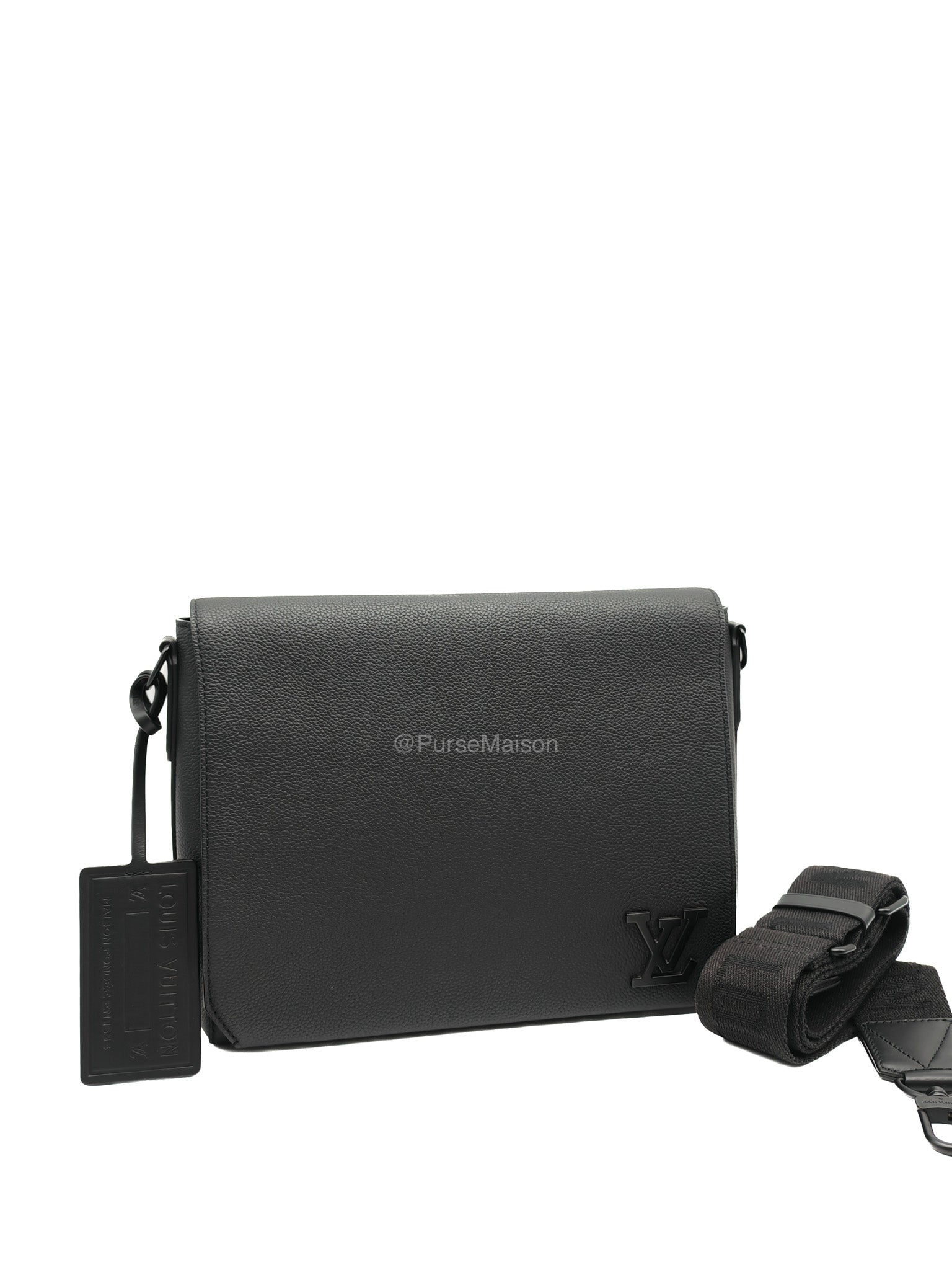Louis Vuitton Aerogram Takeoff Messenger Bag in Black Grained Leather (Microchip)