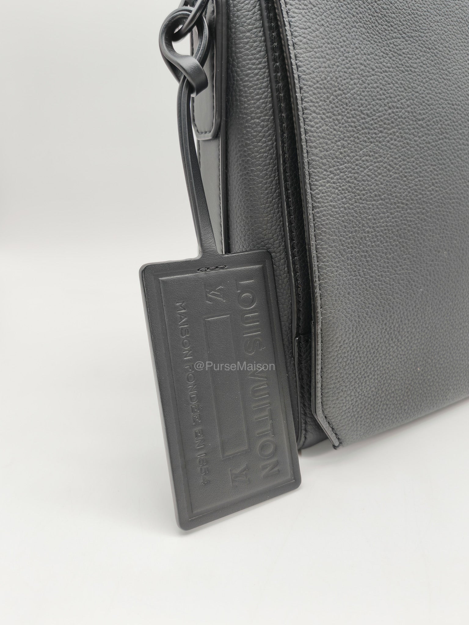 Louis Vuitton Aerogram Takeoff Messenger Bag in Black Grained Leather (Microchip)