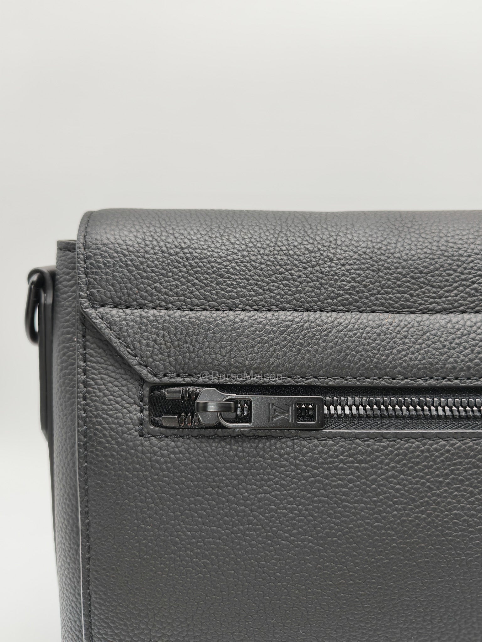Louis Vuitton Aerogram Takeoff Messenger Bag in Black Grained Leather (Microchip)
