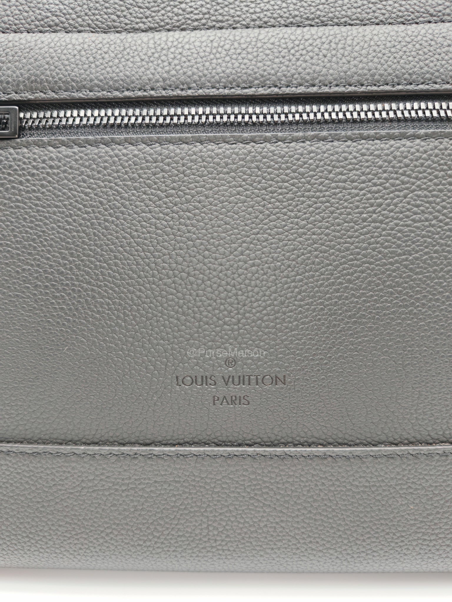 Louis Vuitton Aerogram Takeoff Messenger Bag in Black Grained Leather (Microchip)