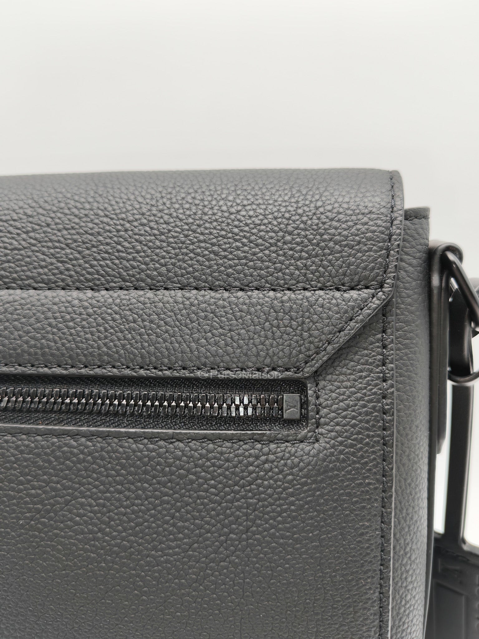 Louis Vuitton Aerogram Takeoff Messenger Bag in Black Grained Leather (Microchip)