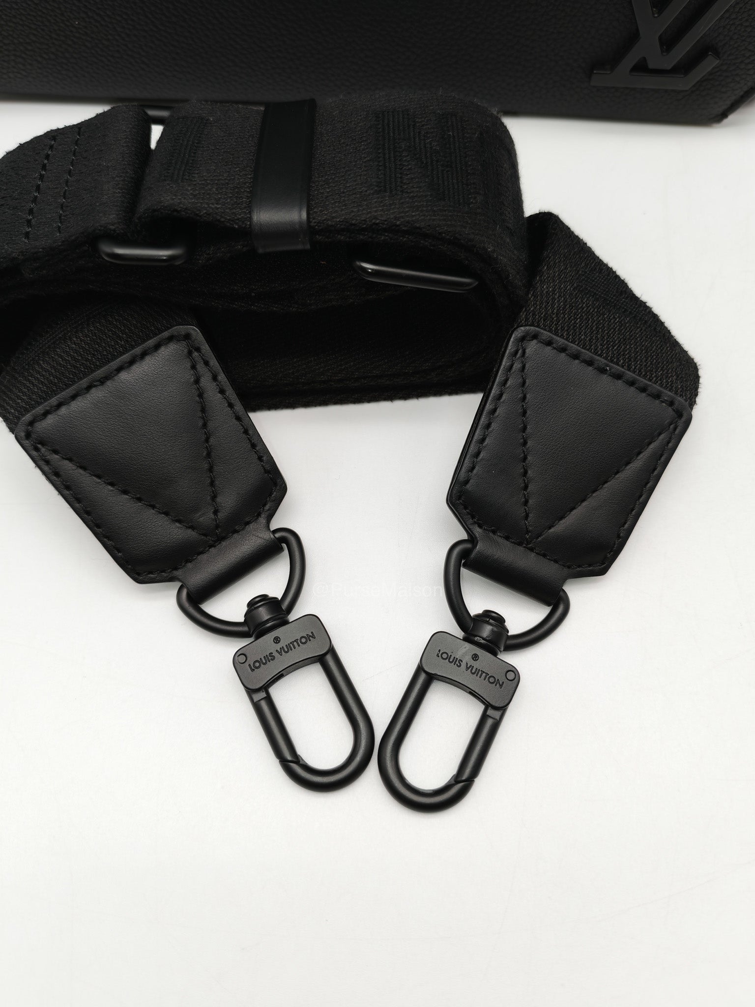 Louis Vuitton Aerogram Takeoff Messenger Bag in Black Grained Leather (Microchip)