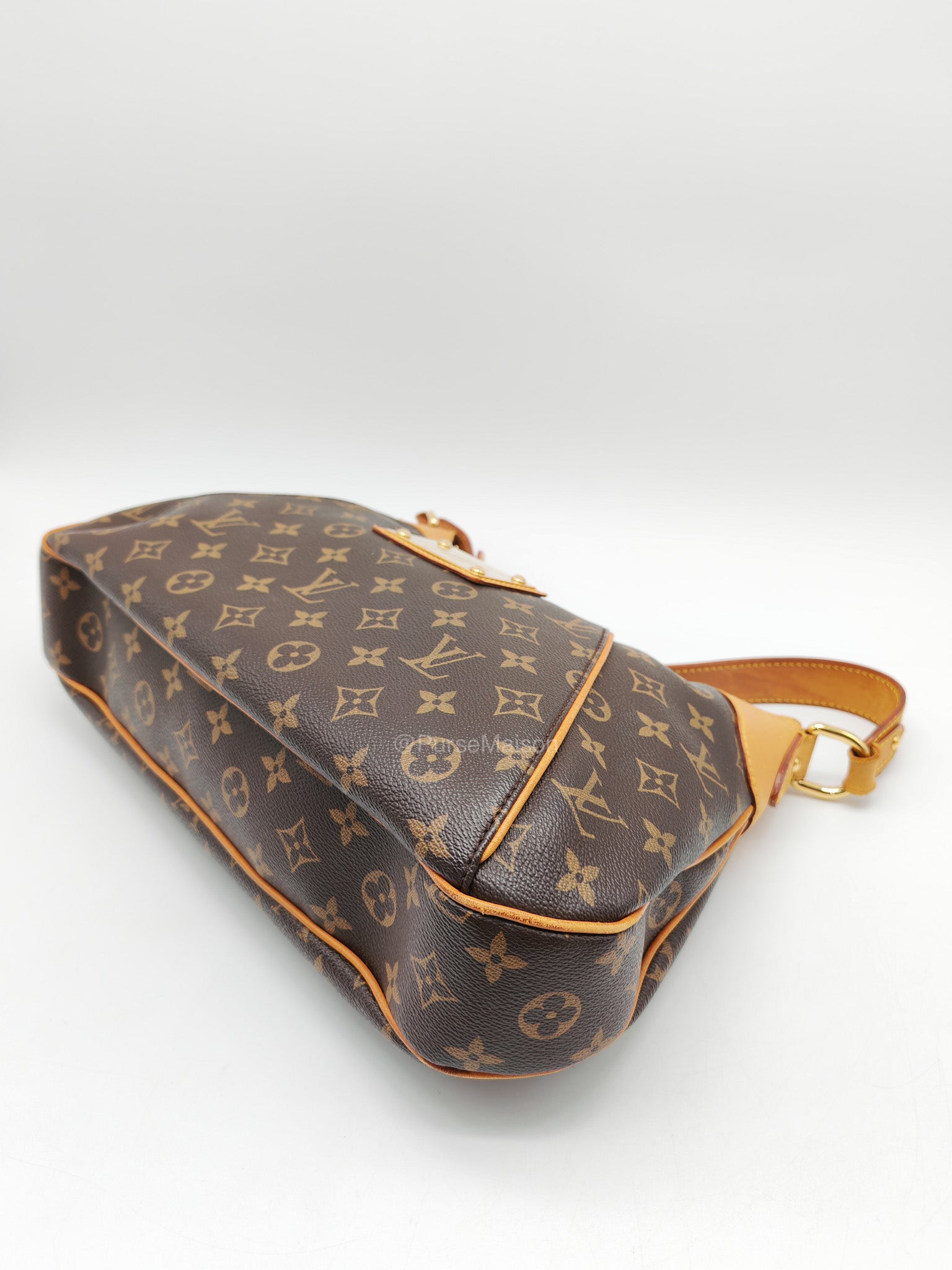 Louis Vuitton Thames GM Handbag in Monogram Canvas and Gold Hardware (Datecode: AR3140)