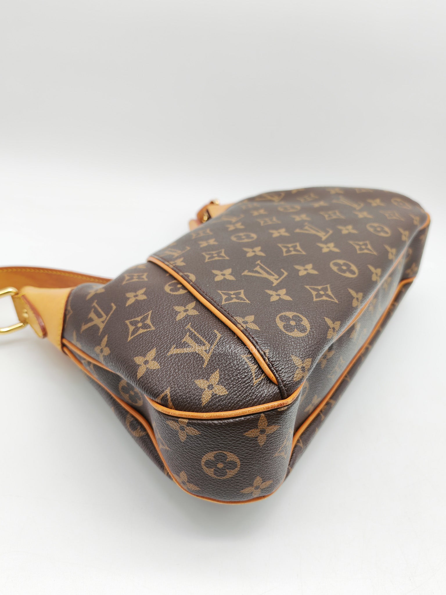 Louis Vuitton Thames GM Handbag in Monogram Canvas and Gold Hardware (Datecode: AR3140)