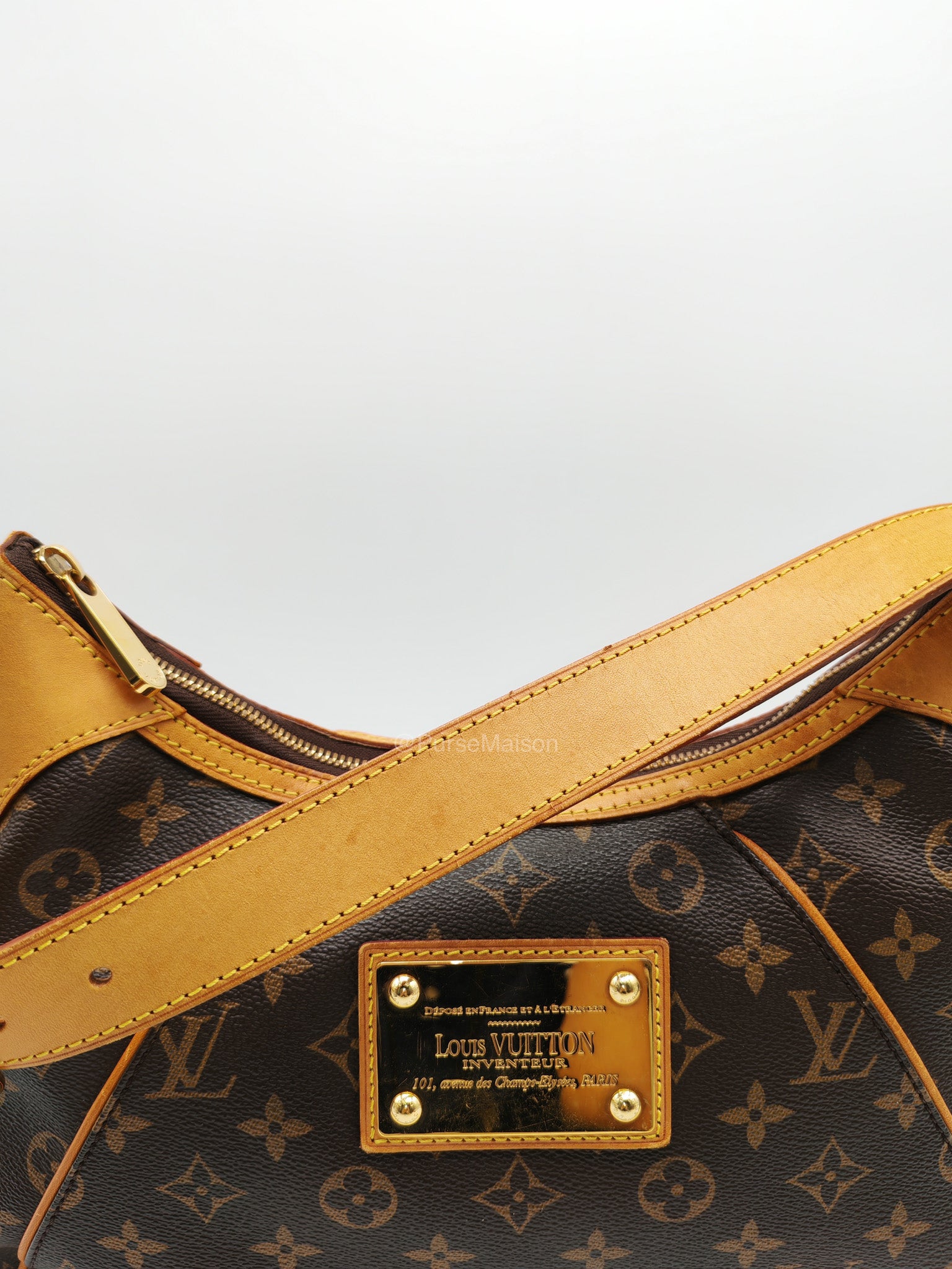 Louis Vuitton Thames GM Handbag in Monogram Canvas and Gold Hardware (Datecode: AR3140)