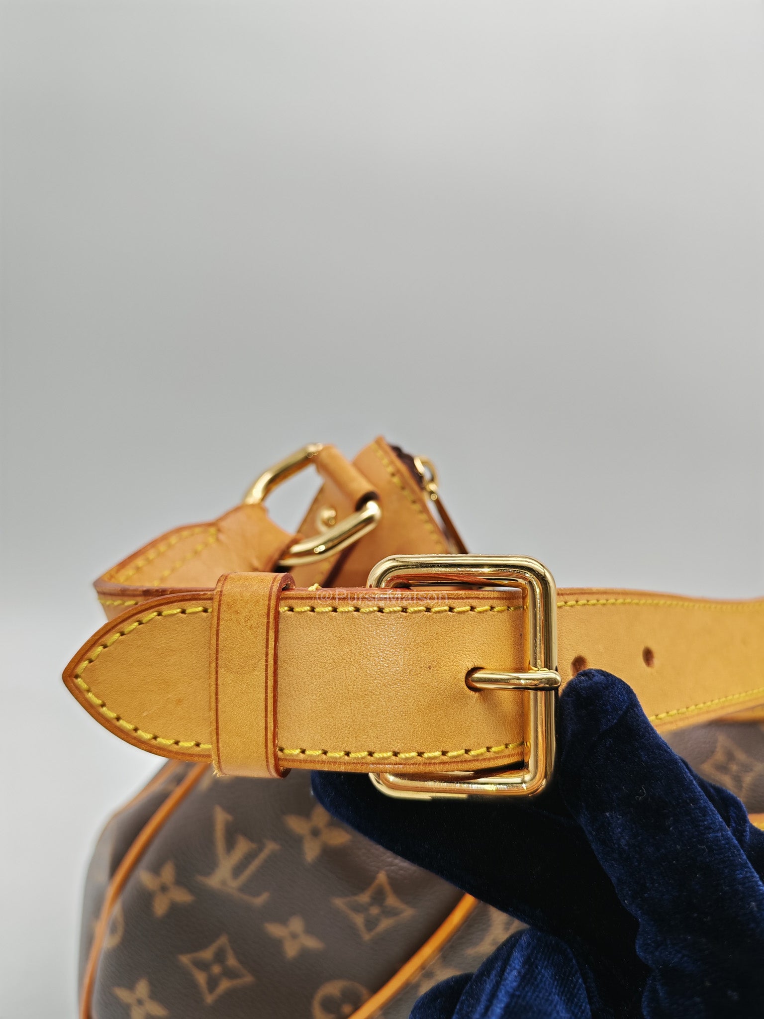 Louis Vuitton Thames GM Handbag in Monogram Canvas and Gold Hardware (Datecode: AR3140)