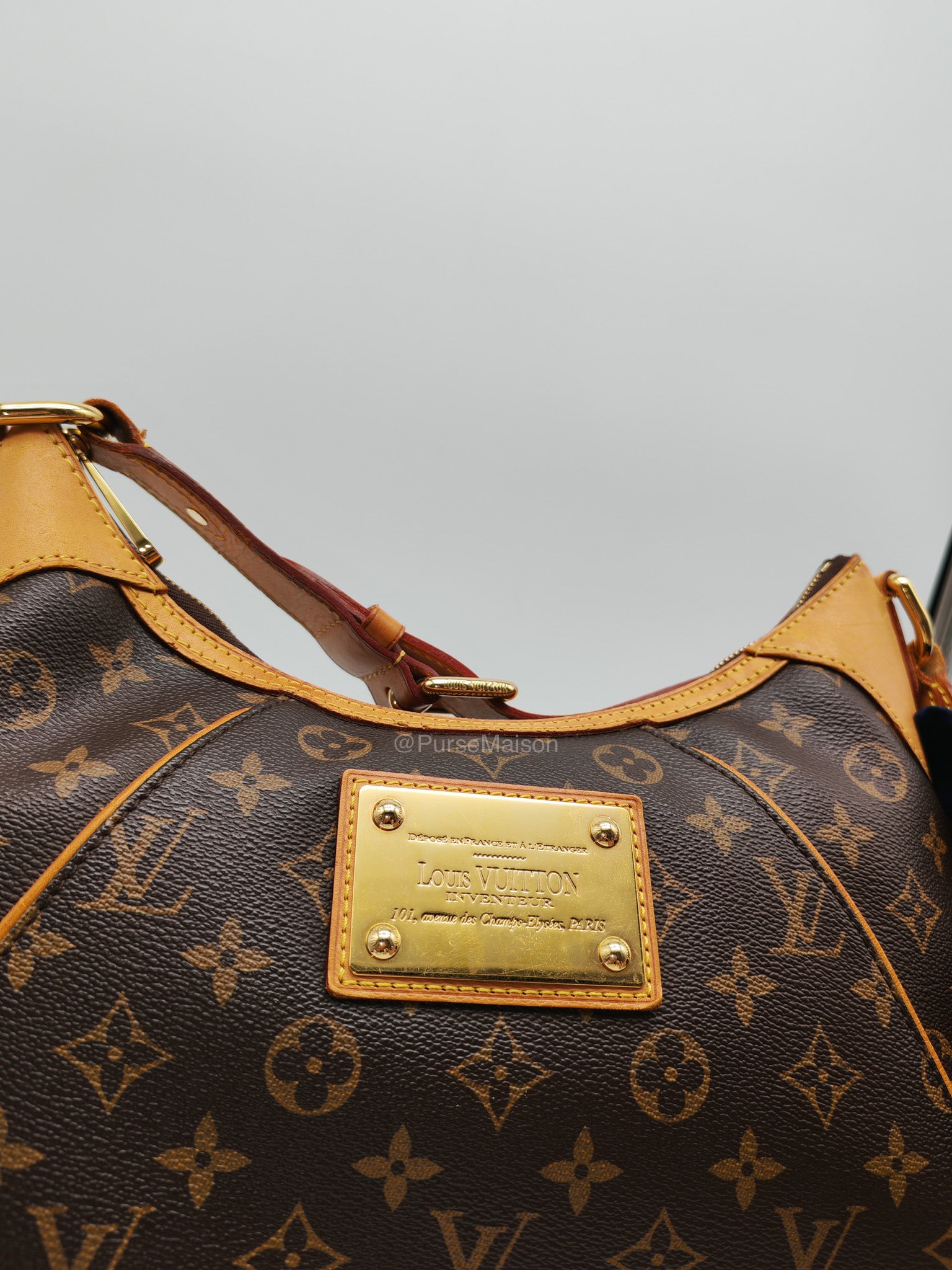 Louis Vuitton Thames GM Handbag in Monogram Canvas and Gold Hardware (Datecode: AR3140)