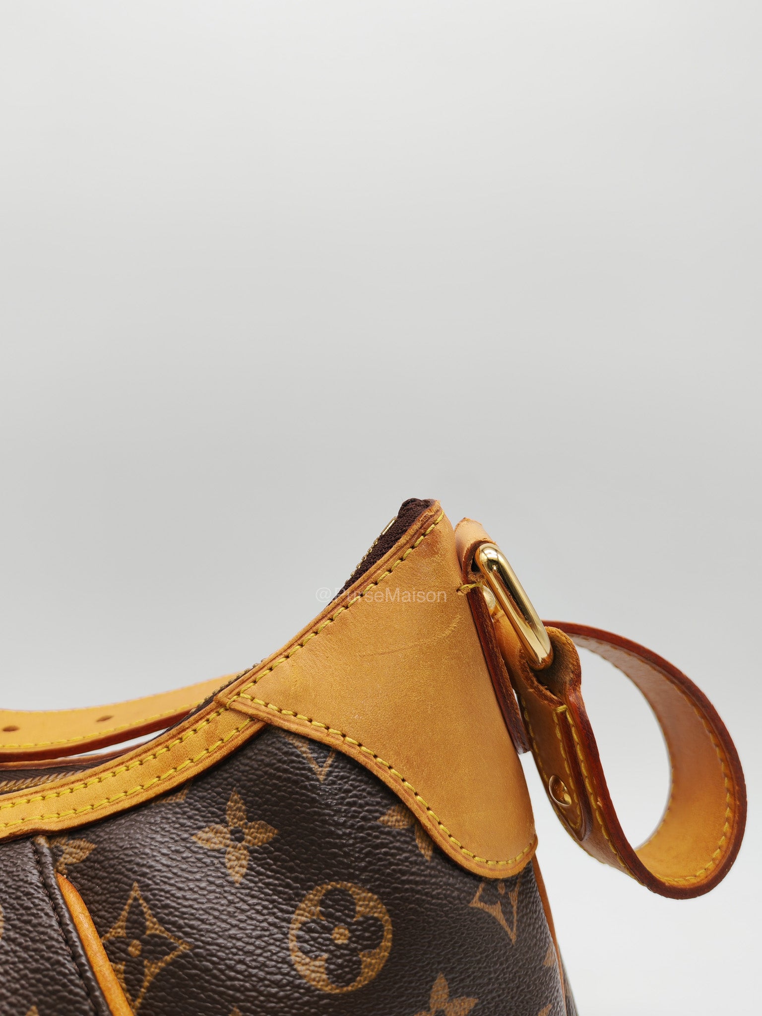 Louis Vuitton Thames GM Handbag in Monogram Canvas and Gold Hardware (Datecode: AR3140)