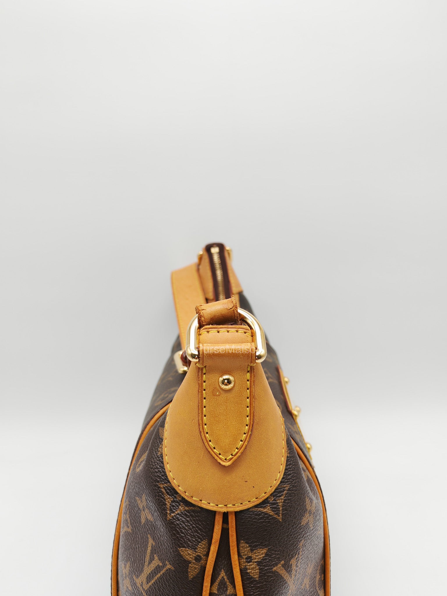 Louis Vuitton Thames GM Handbag in Monogram Canvas and Gold Hardware (Datecode: AR3140)