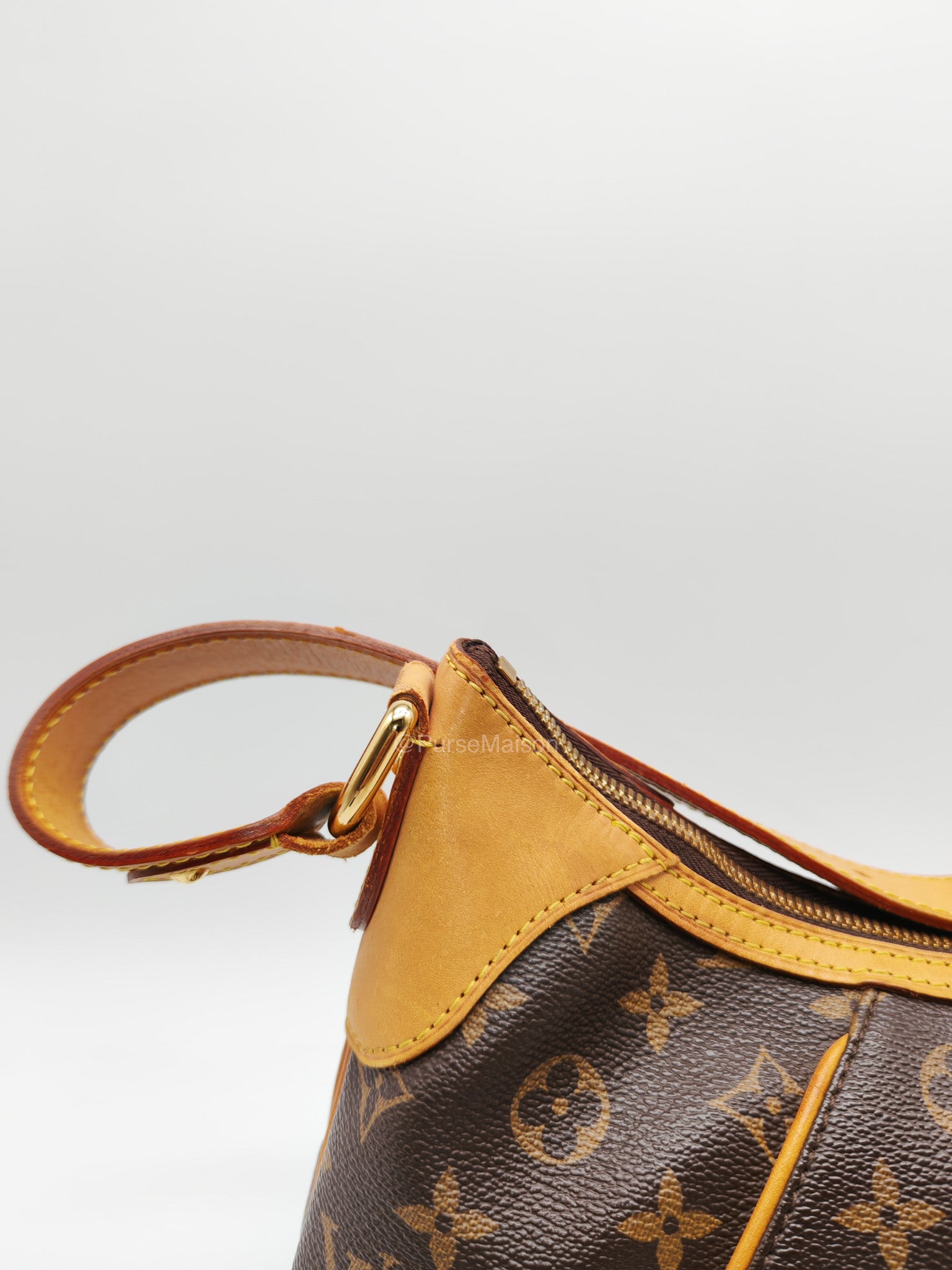 Louis Vuitton Thames GM Handbag in Monogram Canvas and Gold Hardware (Datecode: AR3140)