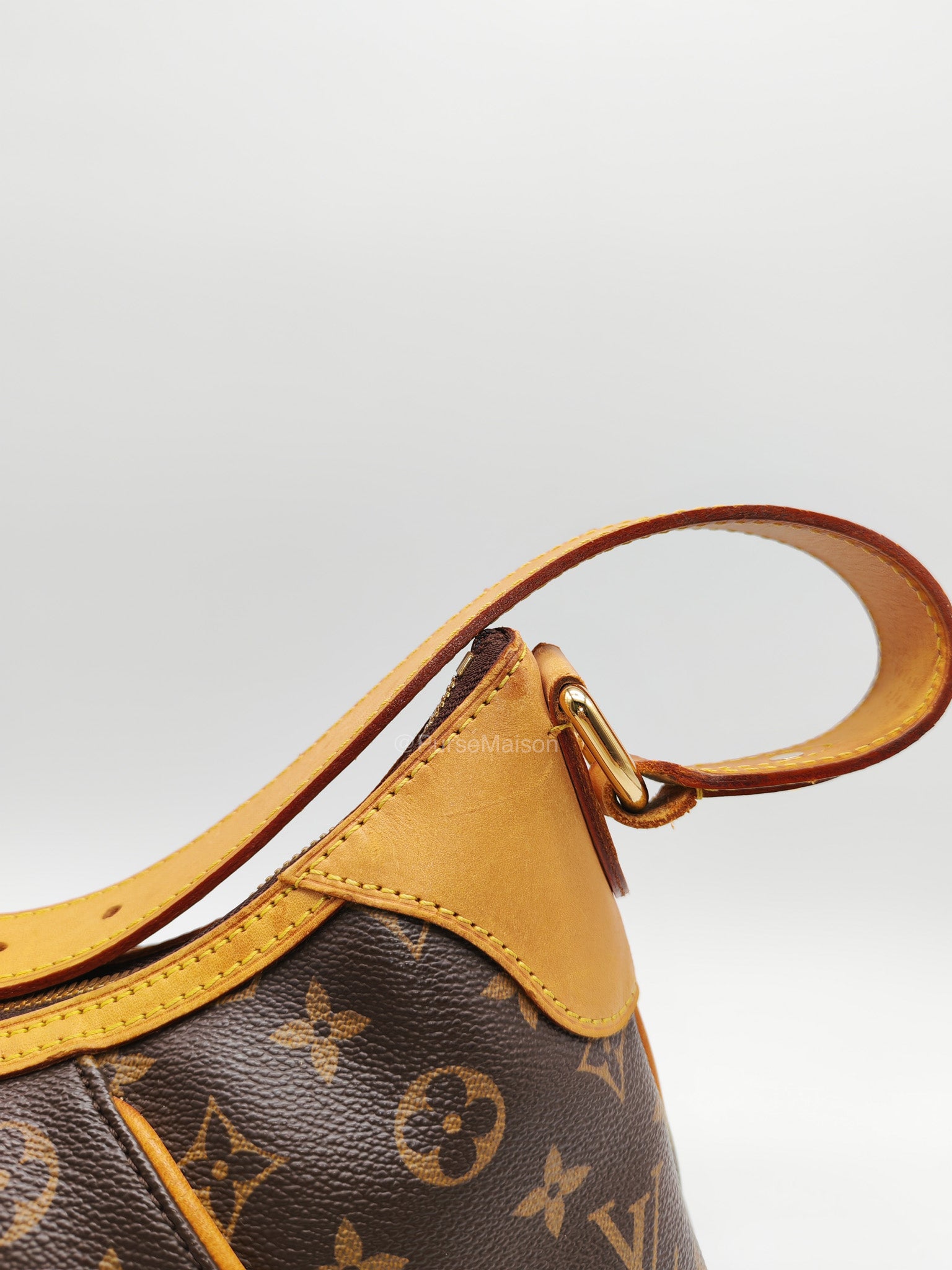 Louis Vuitton Thames GM Handbag in Monogram Canvas and Gold Hardware (Datecode: AR3140)