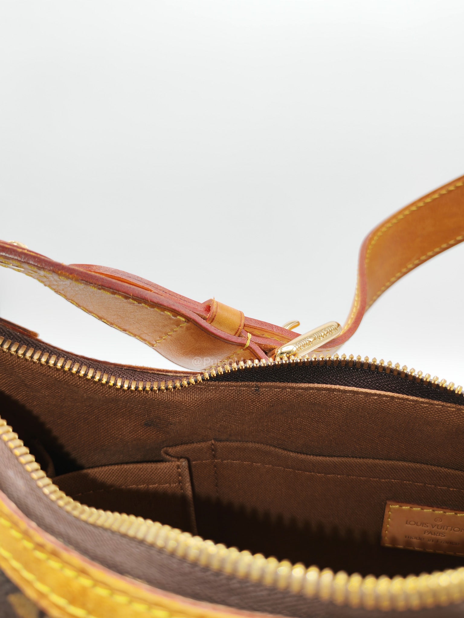 Louis Vuitton Thames GM Handbag in Monogram Canvas and Gold Hardware (Datecode: AR3140)