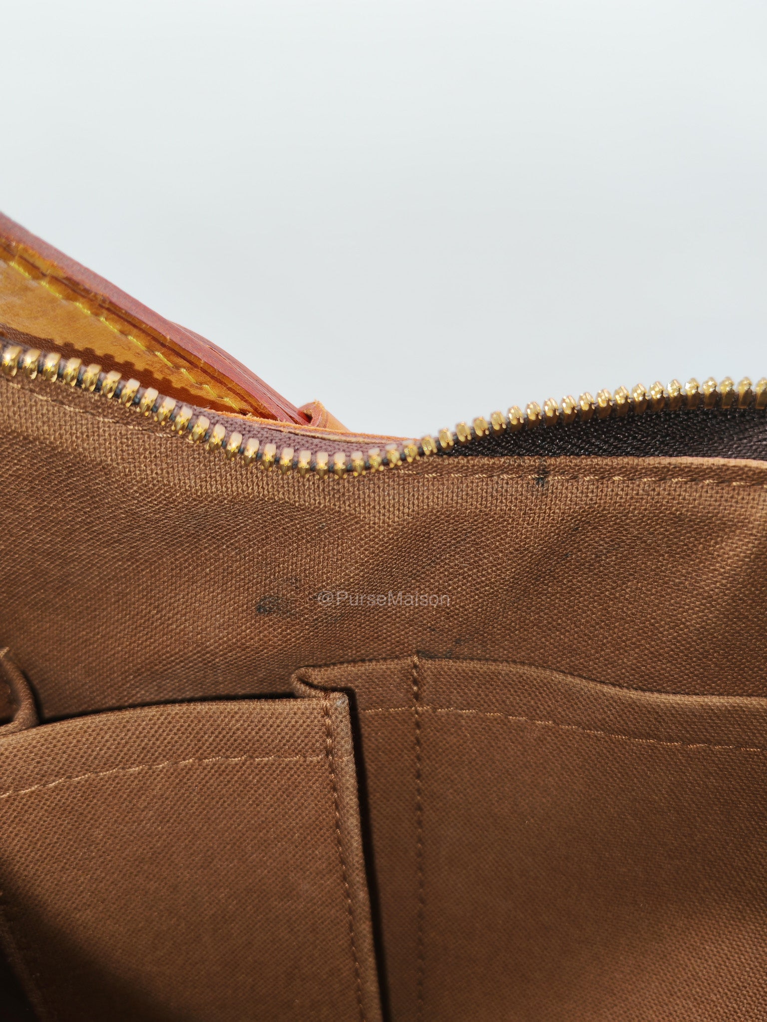 Louis Vuitton Thames GM Handbag in Monogram Canvas and Gold Hardware (Datecode: AR3140)